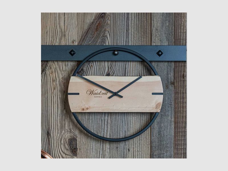 Wanduhr Novum aus Zirbenholz