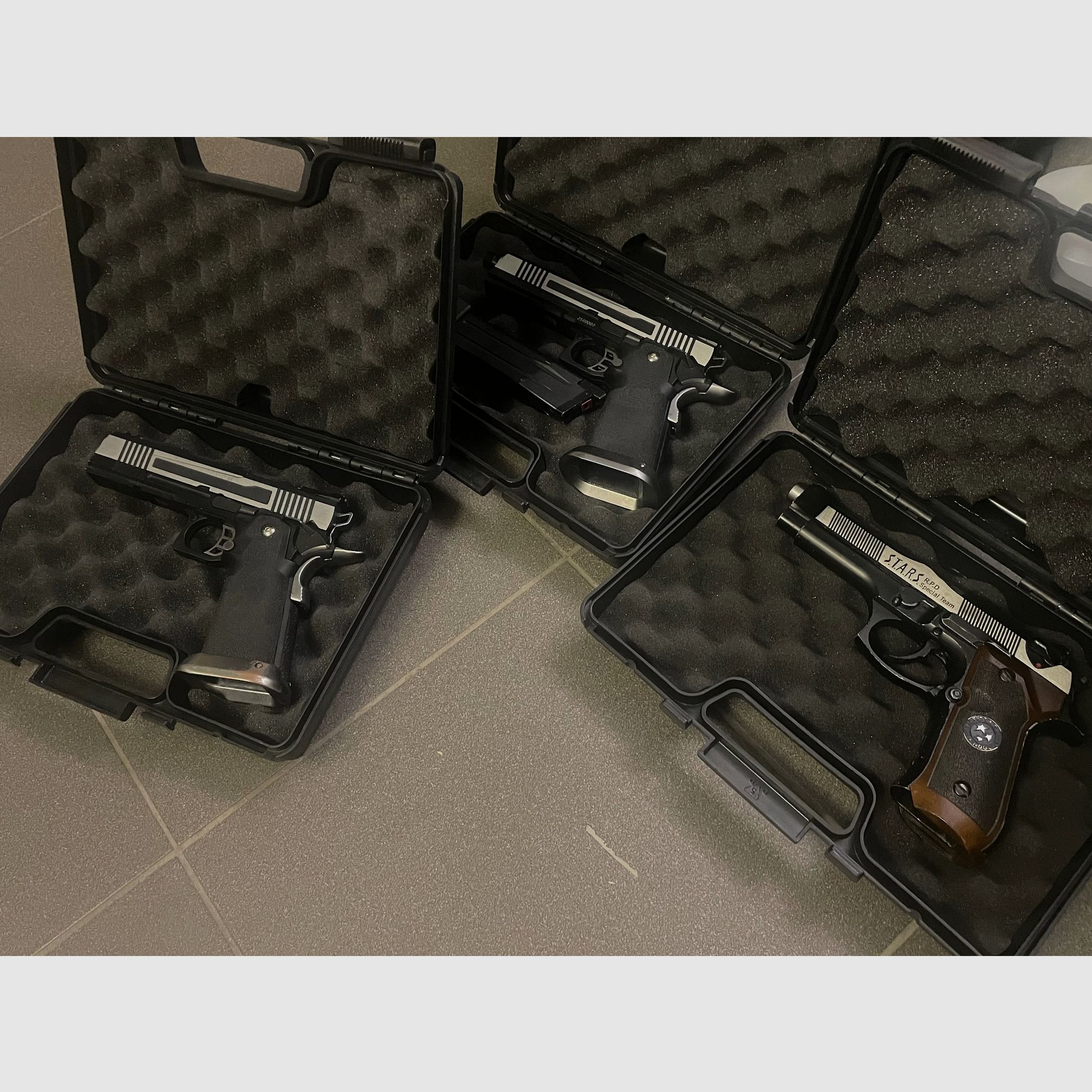 Collezione Airsoft - Tokyo Marui, HiCapa, WE - Beretta e AAP-01 aggiornamenti; portaplacca Zentauron Ares e molta attrezzatura