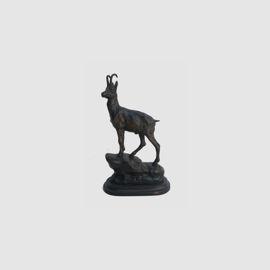 Statue en bronze Lovergreen motif de fières chamois sur un rocher