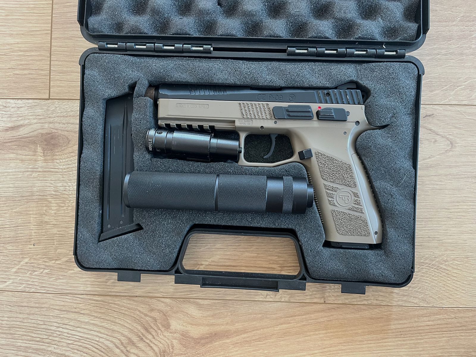 KJ Works CZ P09 Airsoft 6mm avec glissière en métal, image 9 sur 9