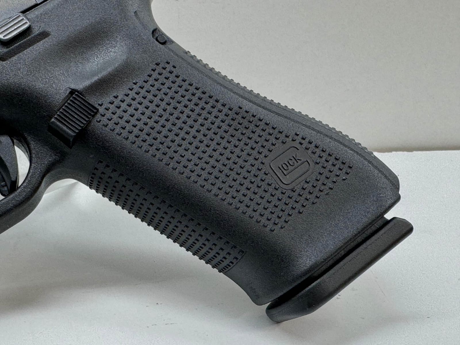 Glock 17 Gen5 M.O.S. FS FXD con canna filettata, immagine 4 di 7