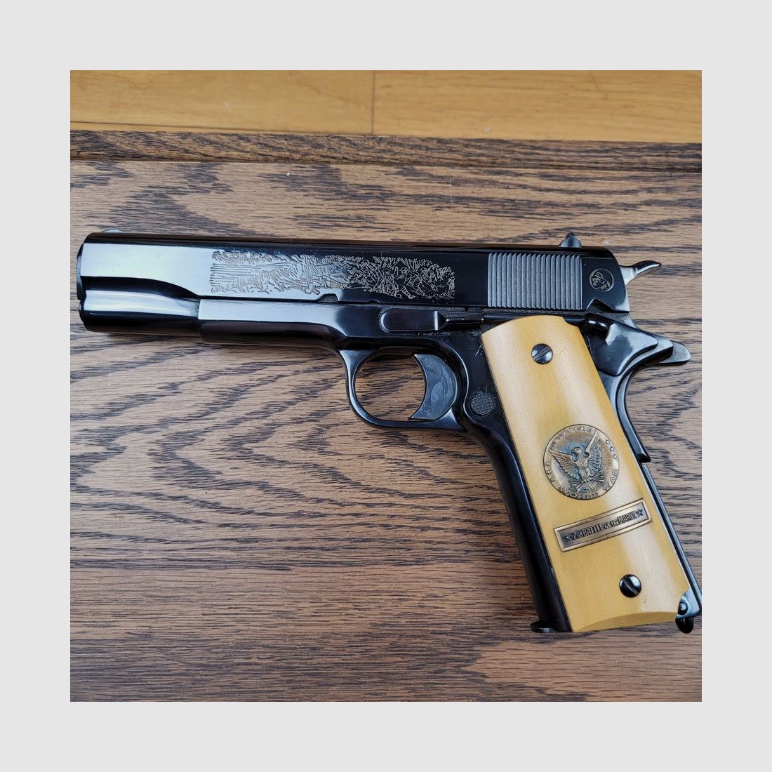 UNIQUE ! Rarissime Colt 1911 (nicht 1911 A1) Gedenkstück zur Zweiten Schlacht an der Marne 1918 – Schöpfung von 1968 – Außergewöhnliche Qualität vor Serie 70 – Luxuriös graviert und brüniert und 100% funktionsfähig – Rarität in Europa – Neuwertiger Zustand!, Bild 17 von 28