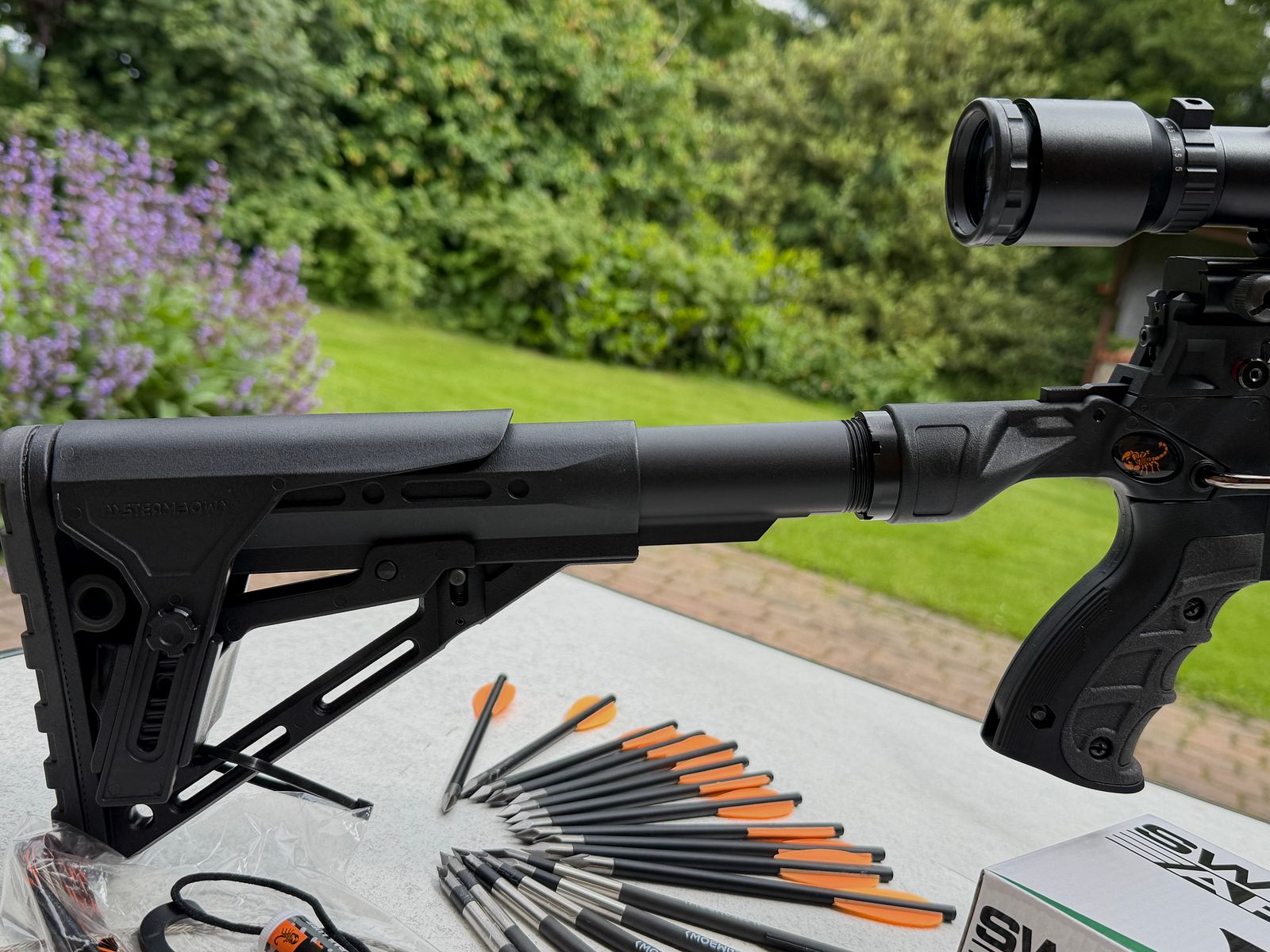 Armbrust Steambow AR-6 Stinger II Survival avec lunette de visée et divers accessoires :