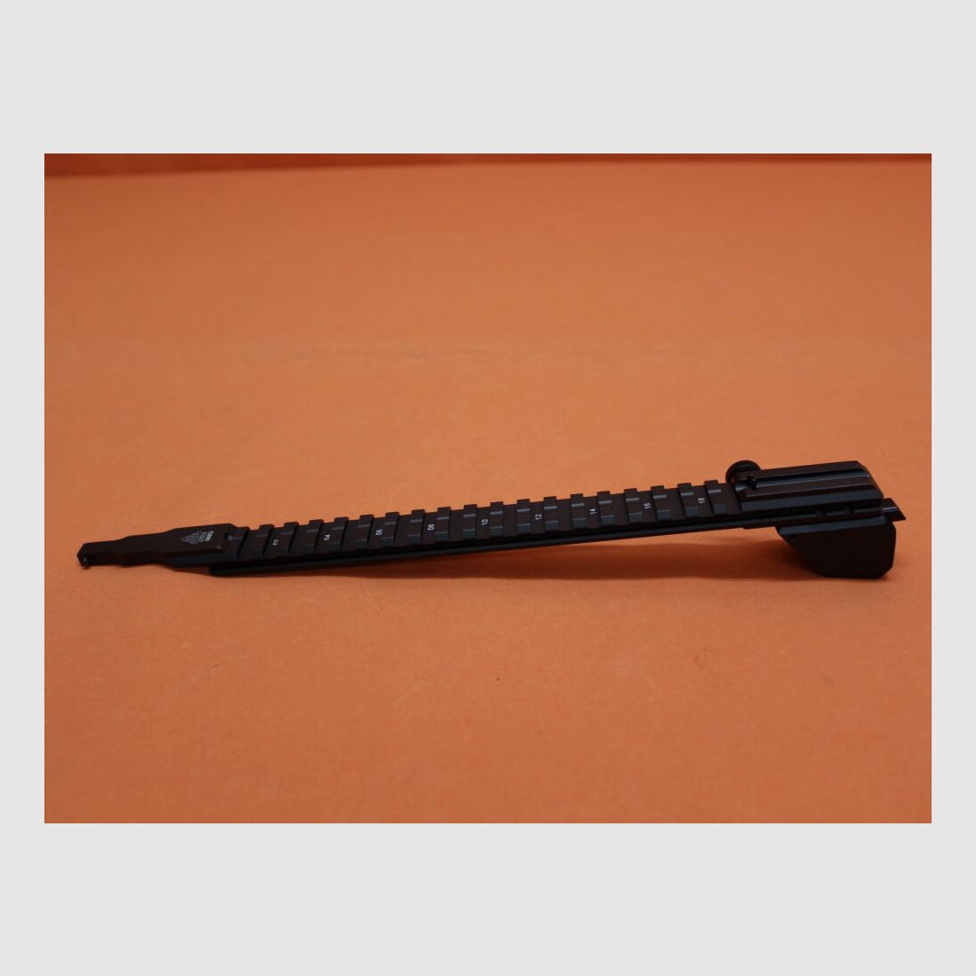 UTG - Leapers Kalashnikov AKM: Top-Rail Montage UTG (MNT-988Q) Tactical QD Low-Profile PicatinnyRail System AK47