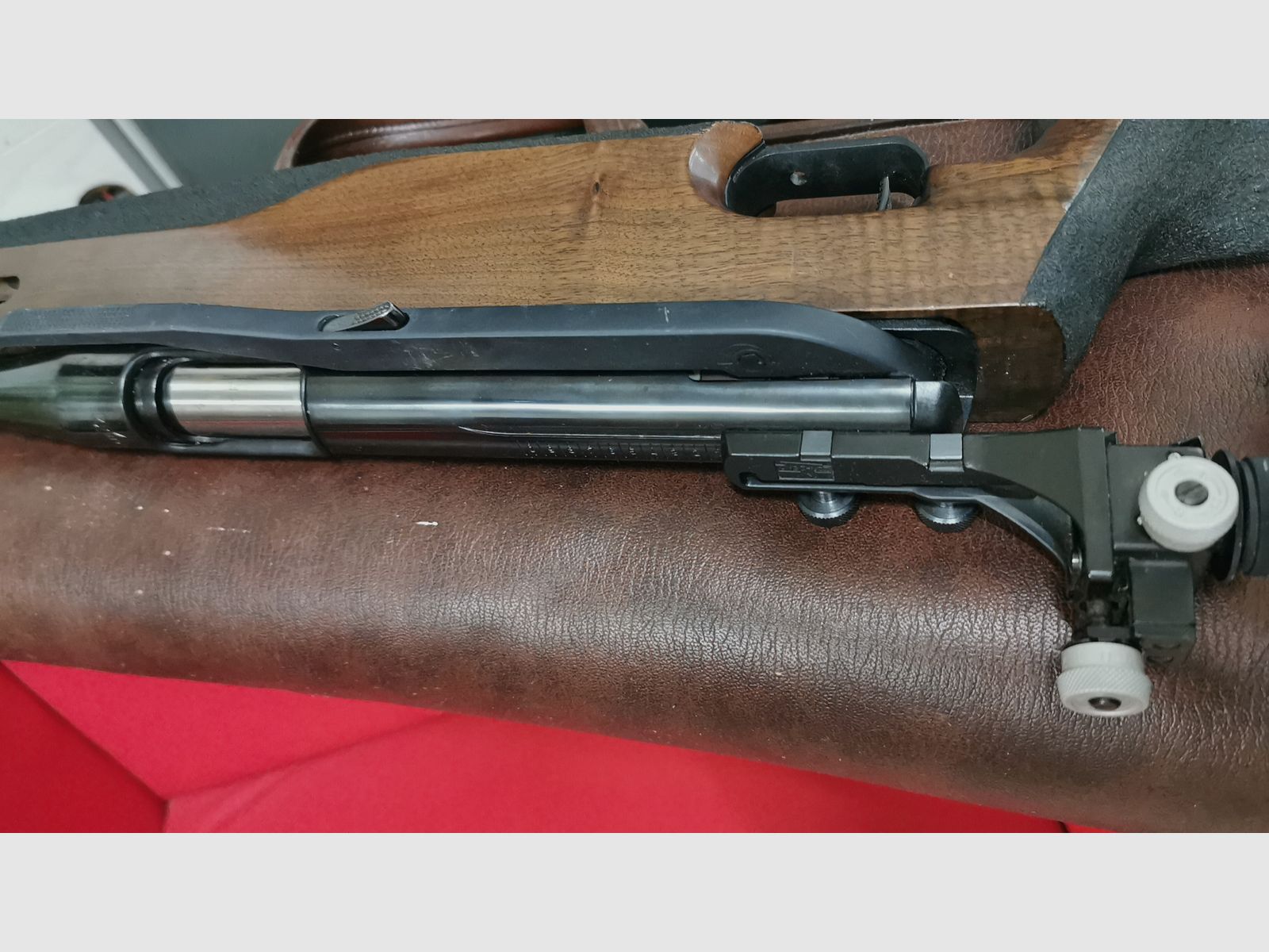 Konvolut Luftdruckwaffen, 1 Gewehr, 2 Luftdruckpistolen