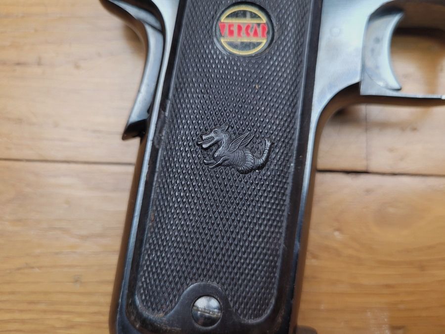 Sehr seltener halbautomatischer Pistol Verney Carron Vercar 2202 – Kal. 7,65 mm – Lauf und Mechanik top – sehr schöne Brünierung der Jagdgewehre der Marke – Waffe mit dreifacher Sicherheit und Ladeindikator – schöne Griffschalen mit Drachen – Sehr selten und TBE+, Bild 1 von 15