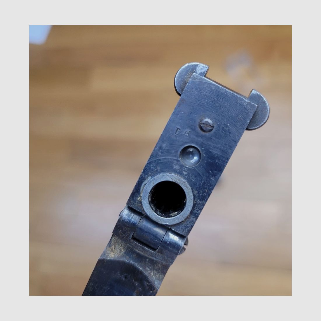 Mythique revolver Smith & Wesson N°2 – Old Model Army 1860 de 1869 – 32SWL annulaire en 5 pouces – Ouverture Tip-Up – Mécanique et canon parfait – Bronzage d&rsquo;origine à 60% – Mono matricule – Icône de l&rsquo;histoire des armes US – TBE, image 22 sur 23