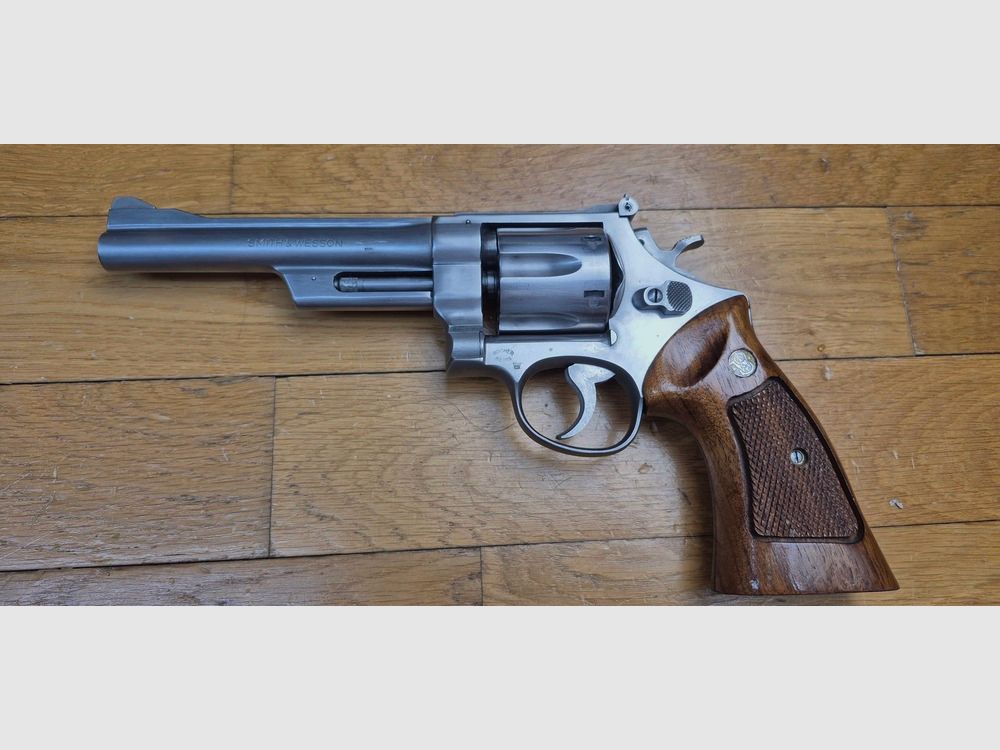 Sehr schöner und seltener Revolver Smith&Wesson Modell 28-2, genannt „Highway Patrolman“ – Waffe der Autobahnpolizisten der 60er-80er Jahre – Kaliber 357mag / 38sp – Waffe von 1979 – Seltene satinierte Nickeloberfläche – Qualität „Pinned and Recessed“ – Sehr guter mechanischer und ästhetischer Zustand – Ausgezeichneter 6-Zoll-Lauf – TBE+, Bild 17 von 23