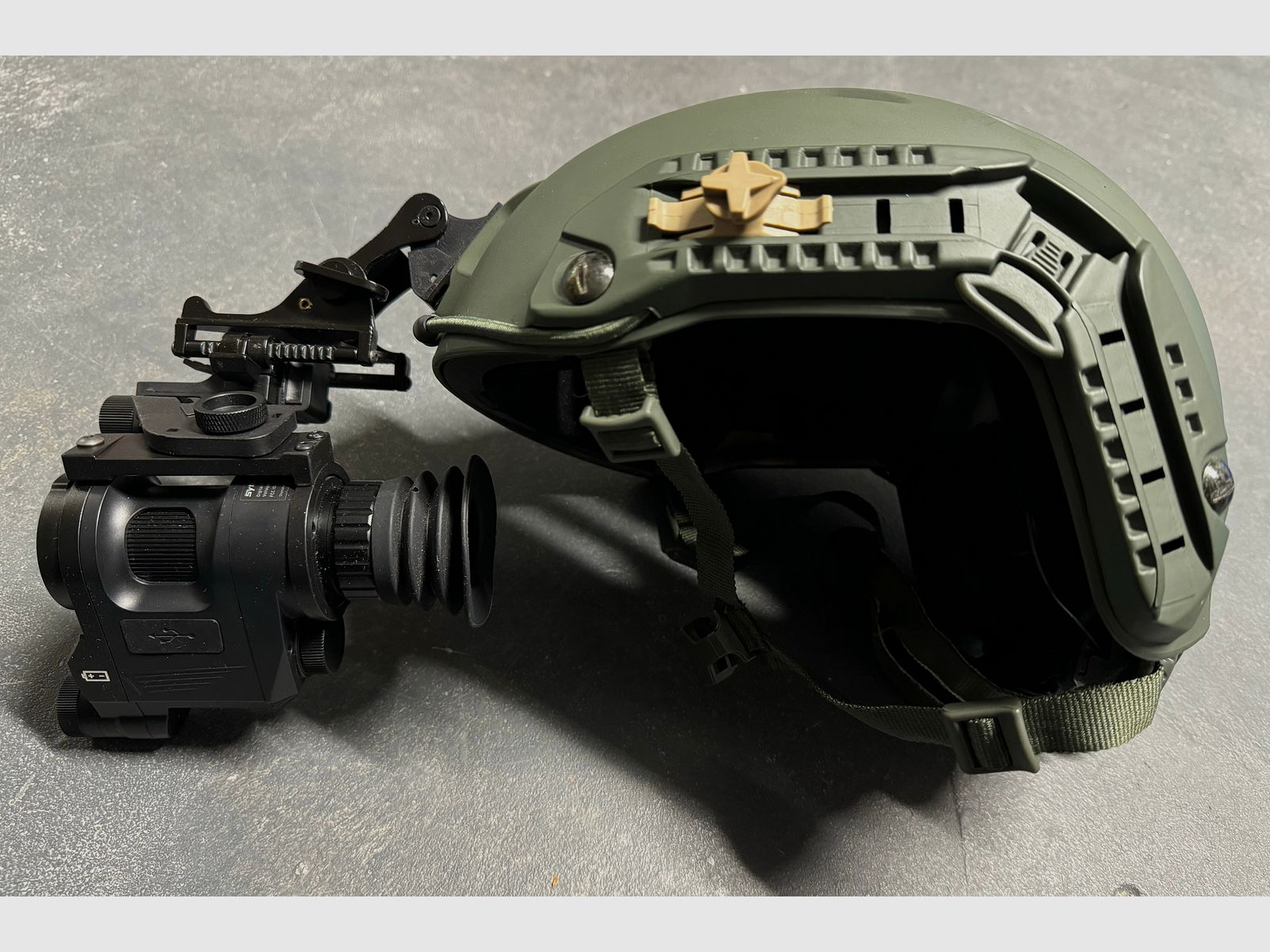 Nachtsichtgerät Waffen- und Helmmontage Sytong HT 66 German Ed. mit IR Strahler und Helmadapter