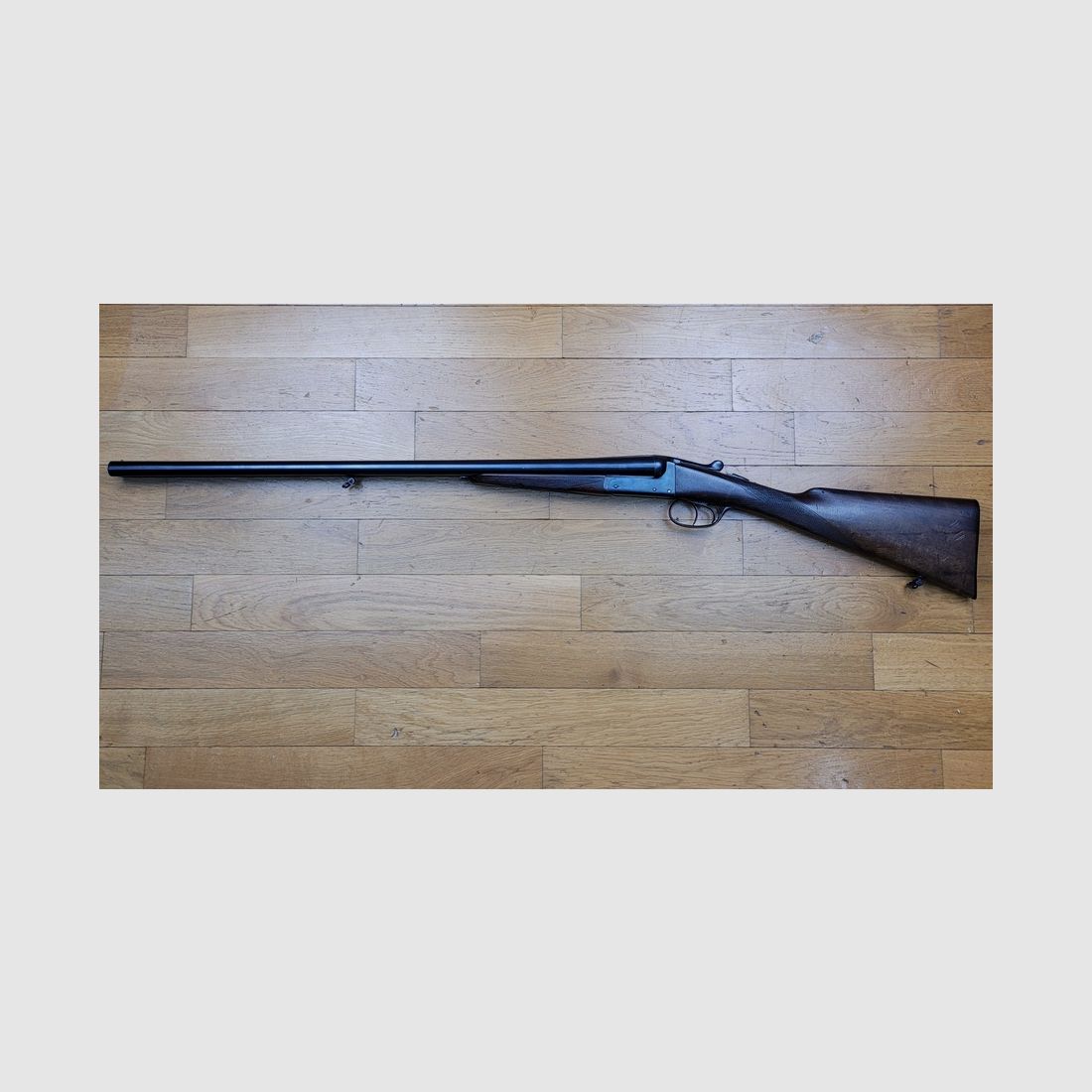 Schönes Seitengewehr – Kaliber 16/65 – sehr schöne handwerkliche Herstellung aus Saint-Étienne – Überlebender des Zweiten Weltkriegs – elegante Waffe im englischen Stil – schöne Hölzer und Riffelungen – Brünierung in sehr gutem Zustand – leichtes Gewehr und dennoch aus schönem Stahl – Sehr schönes Gewehr in TBE+, Bild 2 von 33