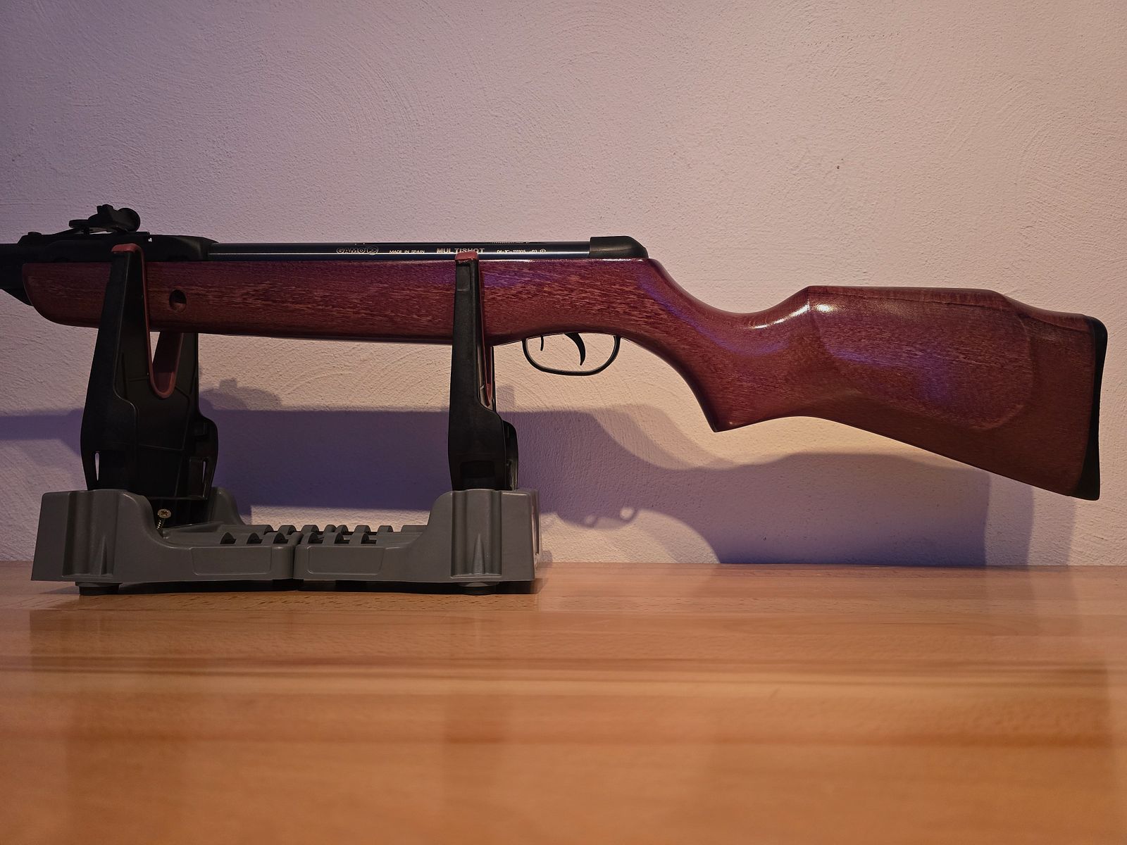 Carabina de aire comprimido GAMO MULTISHOT 8 disparos, con mira abierta en calibre 4,5 mm con 4 cargadores