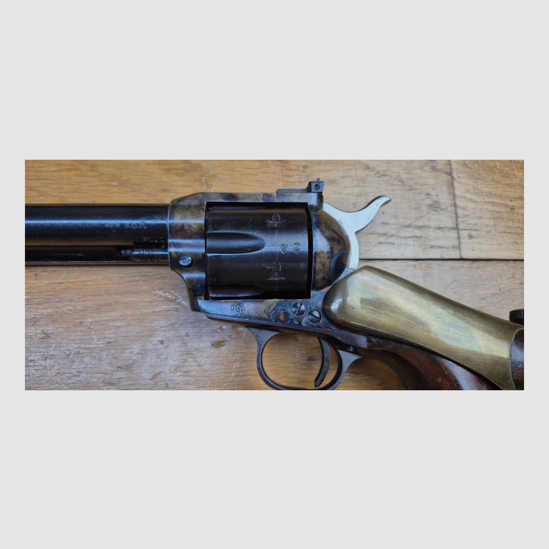 Très beau et peu courant Révolver 1873 « AMERICAN BUNTLINE » – Cal. .44 WCF (.44-40) – Canon 18&Prime; (46 cm !) – Crosse amovible bois et laiton – Fabrication Uberti de 1972 – Mécanique impeccable – Très bel état esthétique – TBE/TBE+, image 26 sur 39