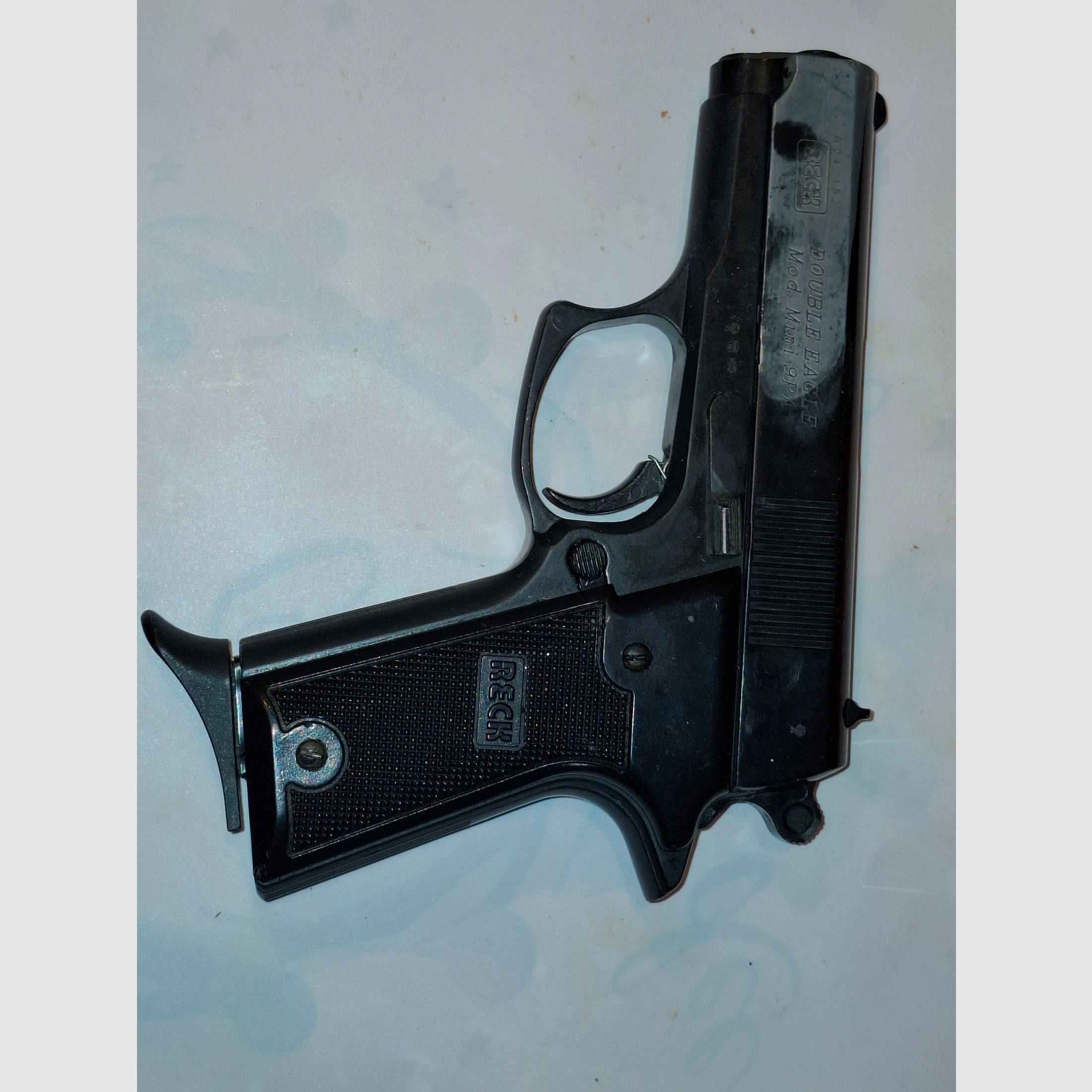 4 pistolets/ revolvers à blanc