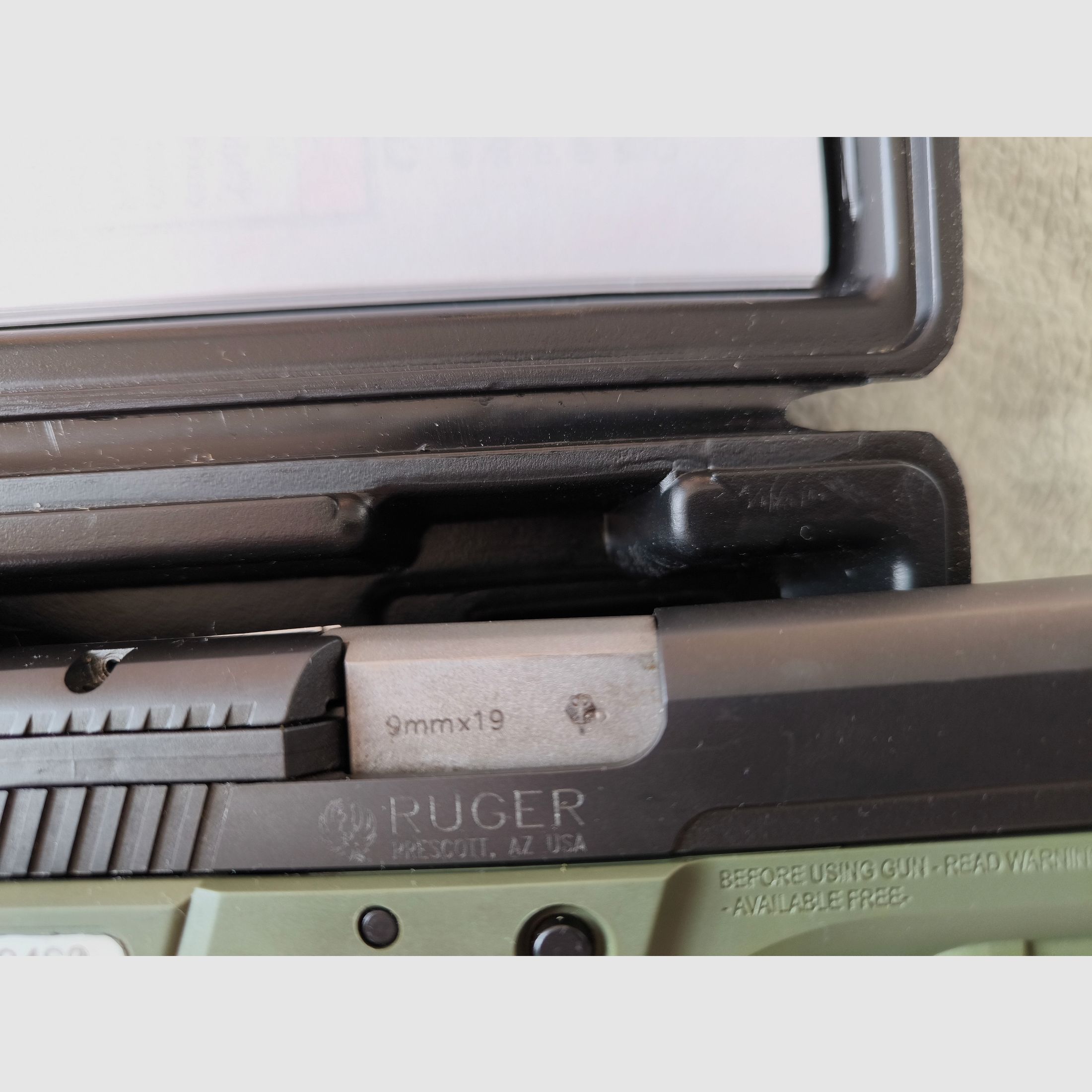 Ruger SR9 9mm, 2 Magazin, Holster, Koffer, guter Zustand, keine Walter Glock Sig Sauer aber besser :-) 