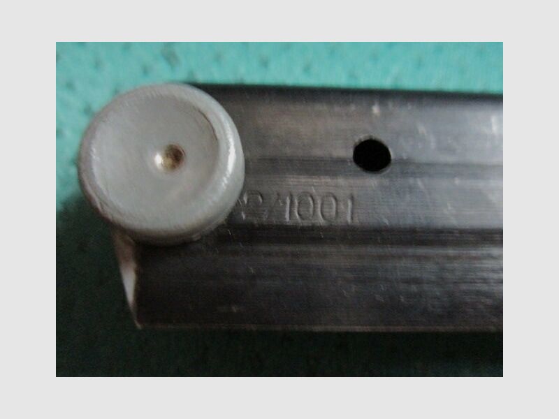 Pistolet 08 de la police populaire Vopo avec tampon 08