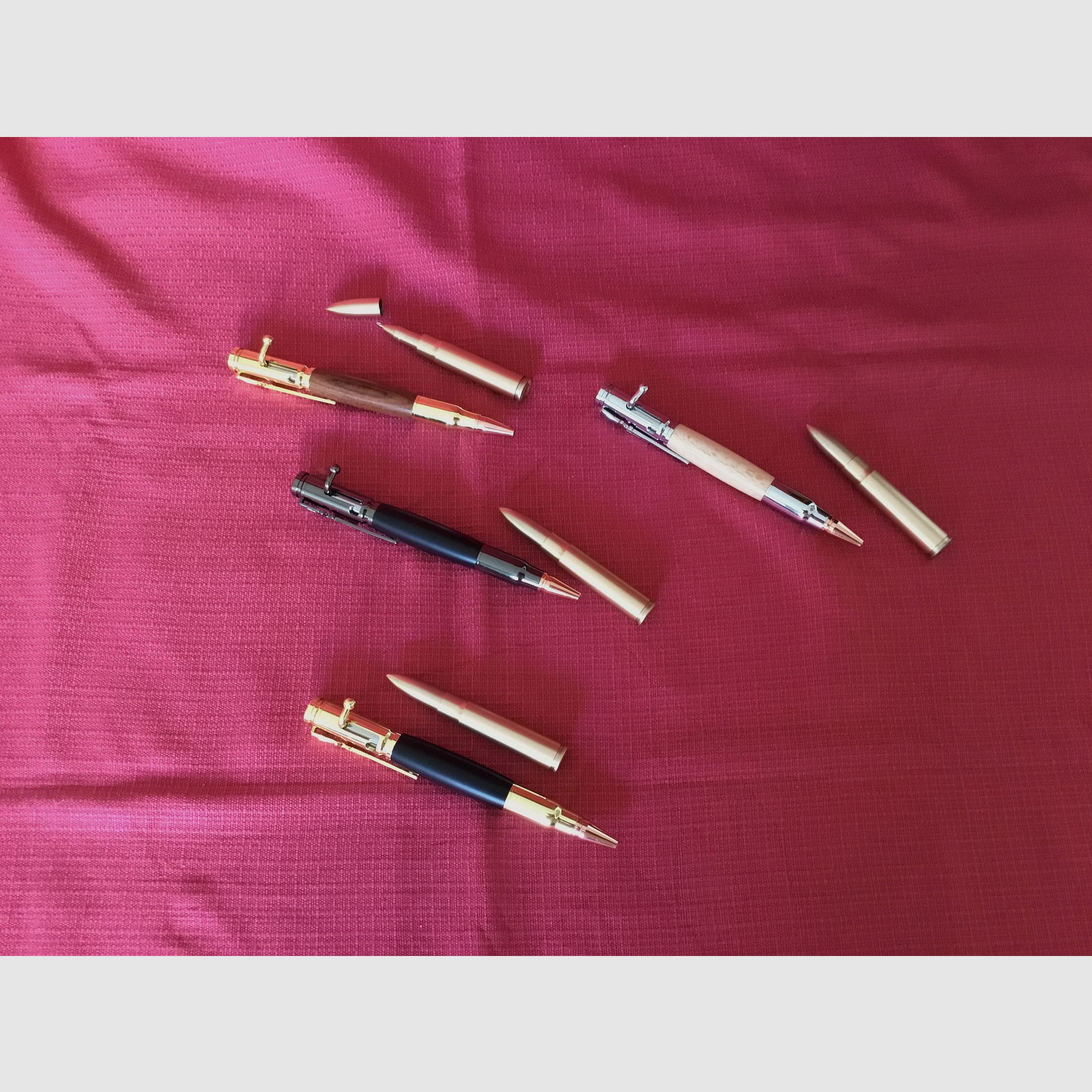 Uitgevallen: Luxe balpennen in patroonvorm in verschillende houtkleuren.