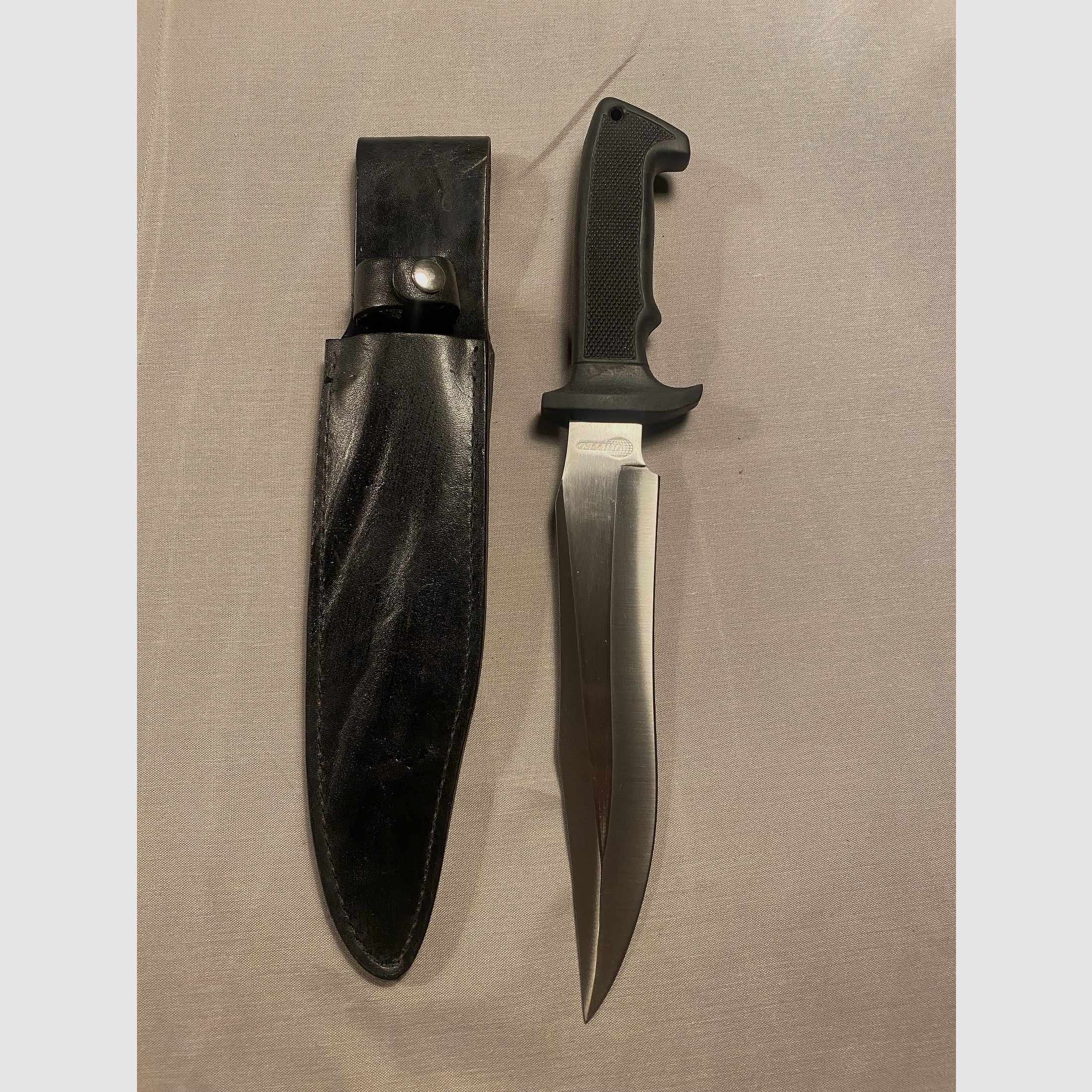 Fixed outdoor knife from United Cutlery including leather sheath