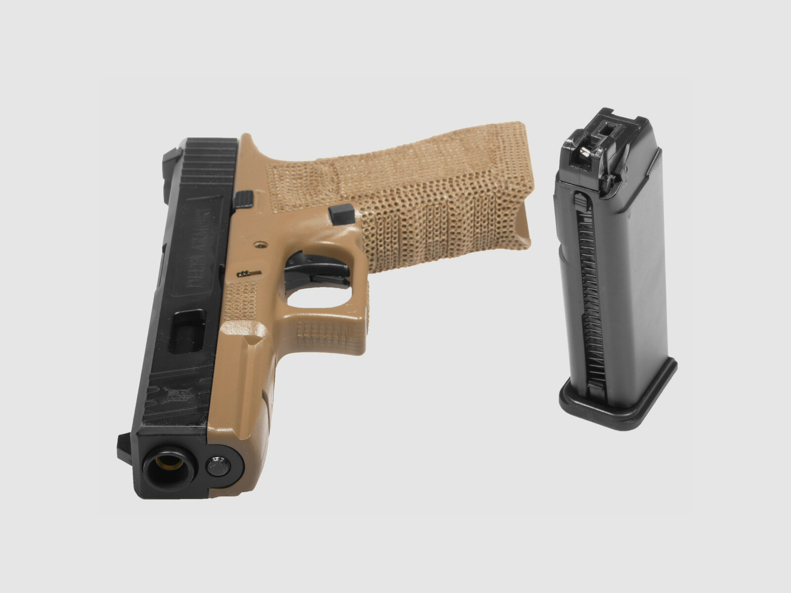 P02 GBB Airsoft Pistole in Tan | Delta Armory