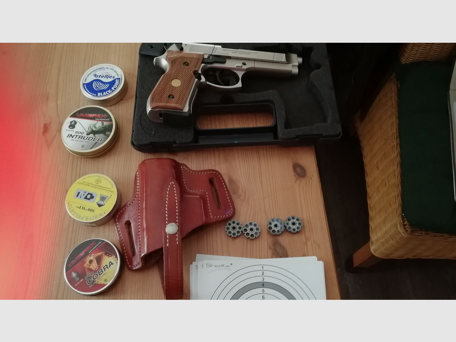 Beretta Mod. 92 FS verchroomde luchtpistool met houten en kunststof handgrepen en veel accessoires