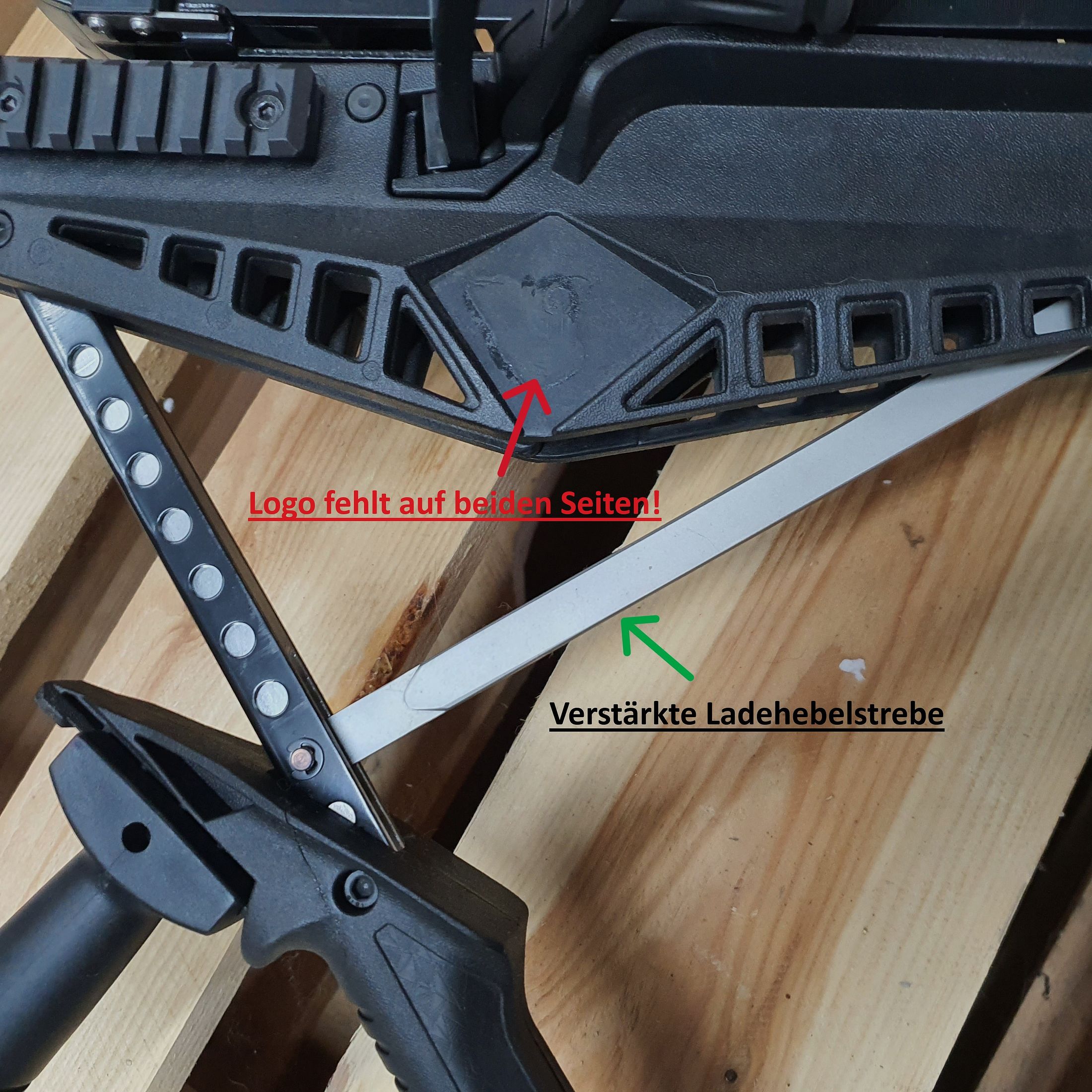 Taktische Repetierarmbrust Cobra Adder, 130 lbs, 7 Schuss Magazin und viel Zubehör.