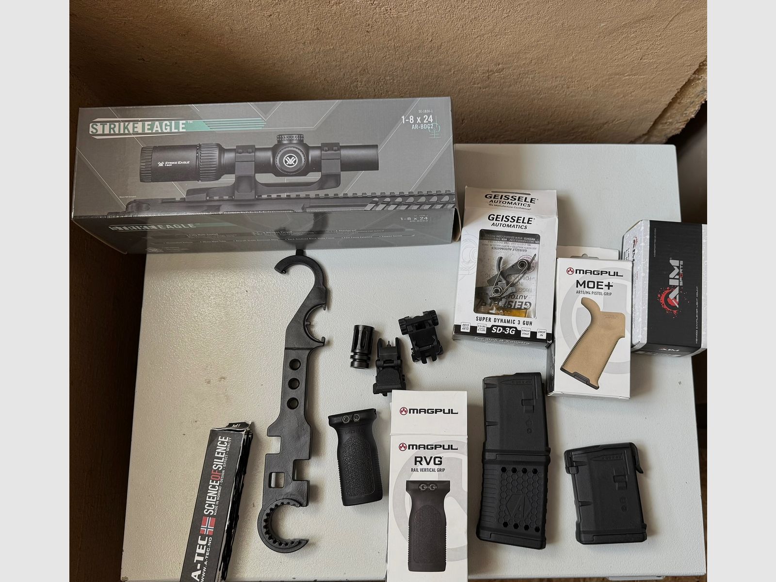 Schmeisser AR-15 M5F mit Visier und Schalldämpfer 223