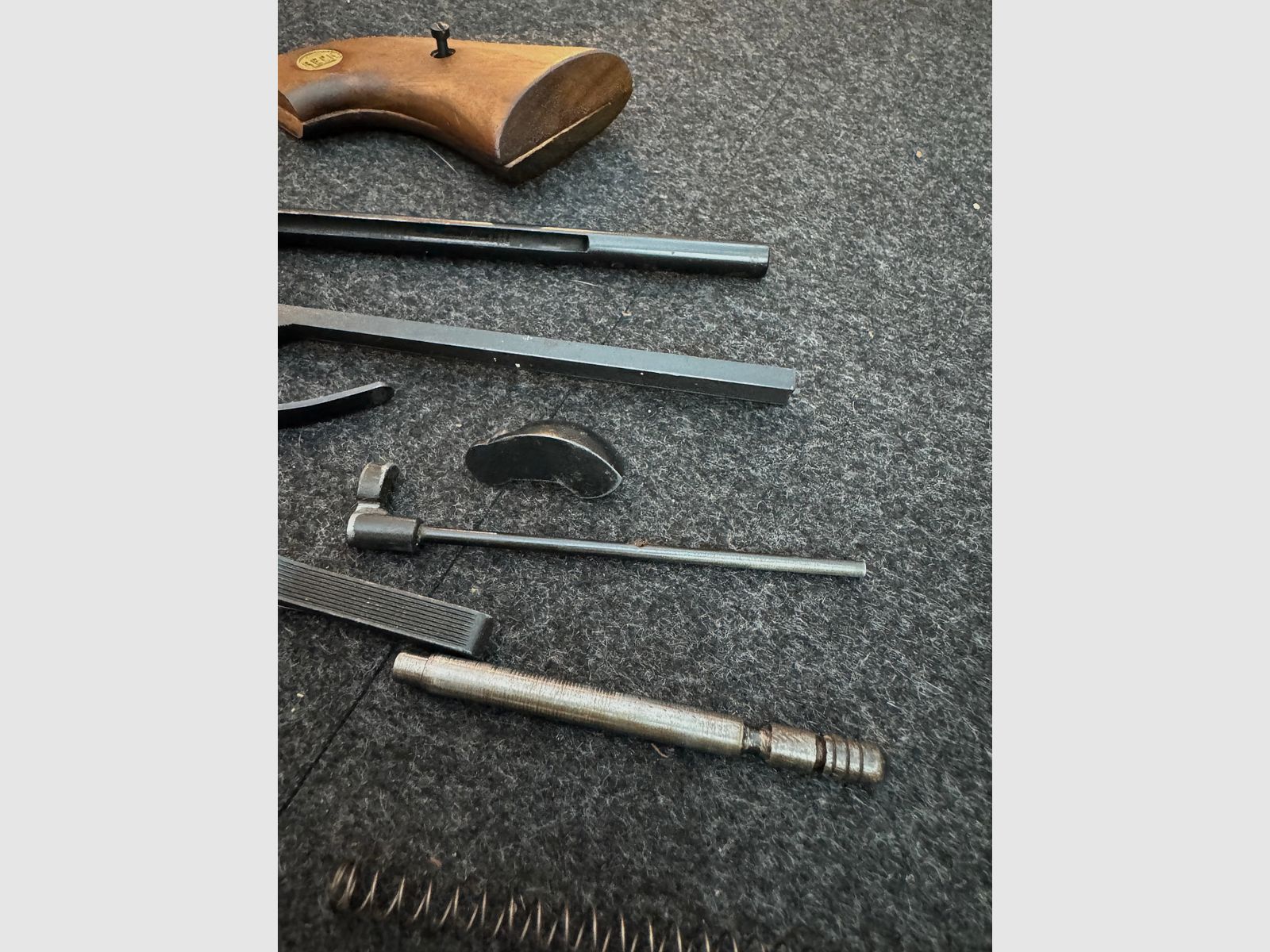 Ersatzteil-Set für RECK R20 (Revolver, Kal. 4mm M20) — alle frei verkäuflichen Teile, Schrauben, Federn, Hahn & Griffschalen — Komplett-Set