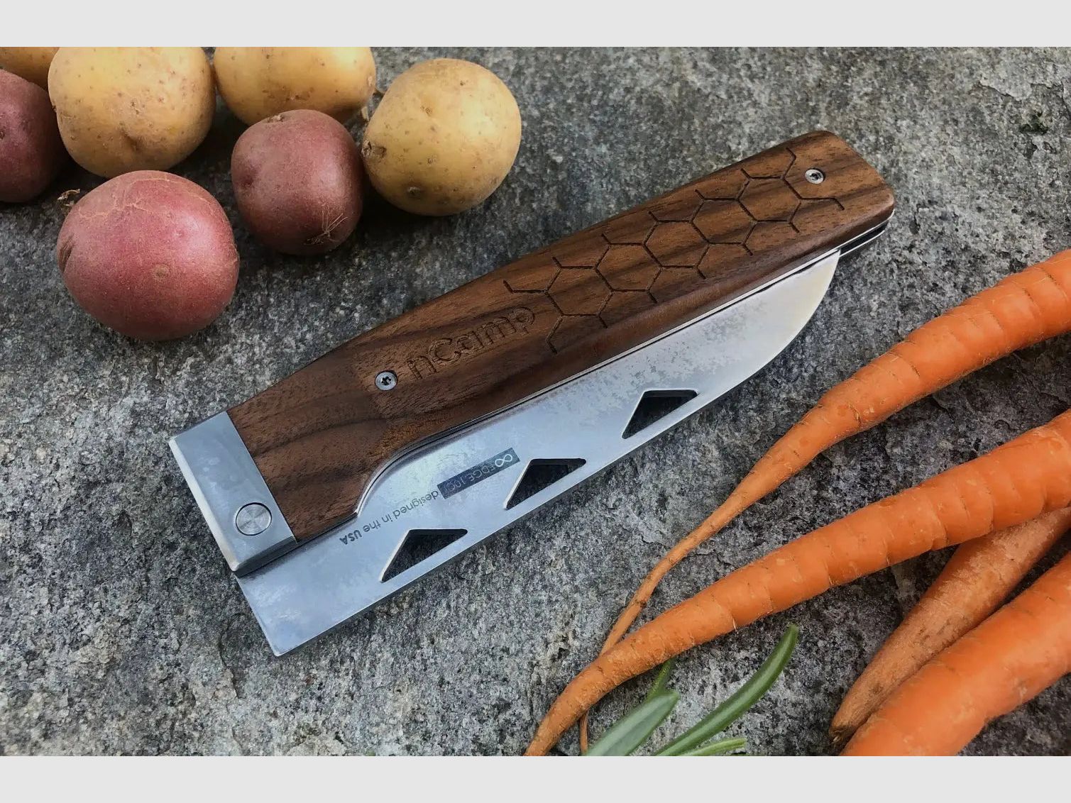 nCamp Elite Santoku-Style Food Prep Knife (Damastklinge/Walnussholzgriff) mit Lederetui