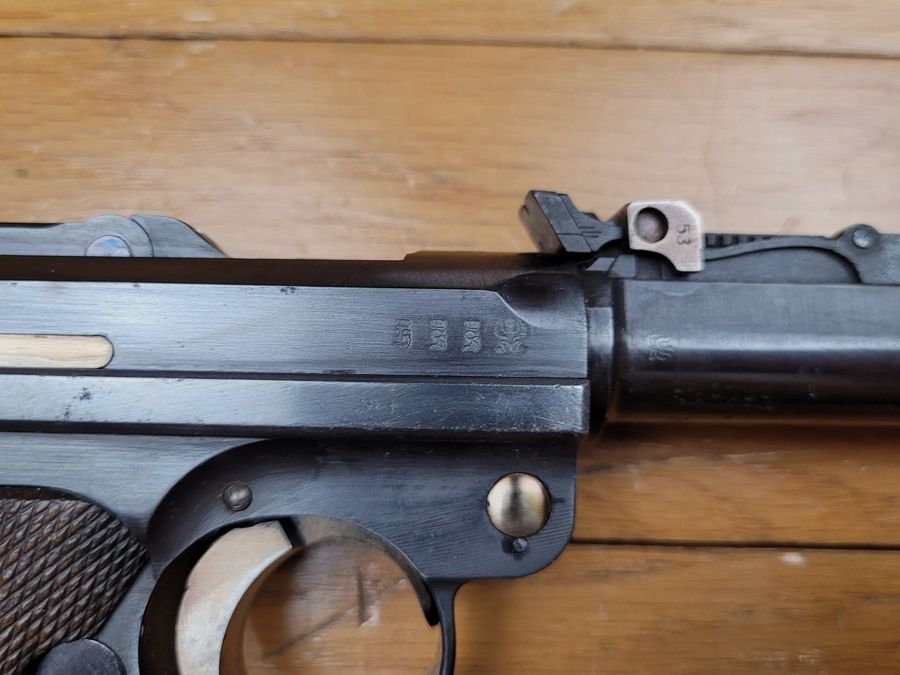 Wunderschöner Artillerie Luger P08/14 – Waffe von 1916 – Lauf von 8 Zoll – Herstellung DWM – vollständig monomatrikuliert (außer das Magazin, das aus der Zeit stammt) – Kaliber 9×19 – verstellbare Visierung des ersten Typs – sehr schöne Griffschalen – sehr sorgfältige Brünierung – TBE++, Bild 22 von 22