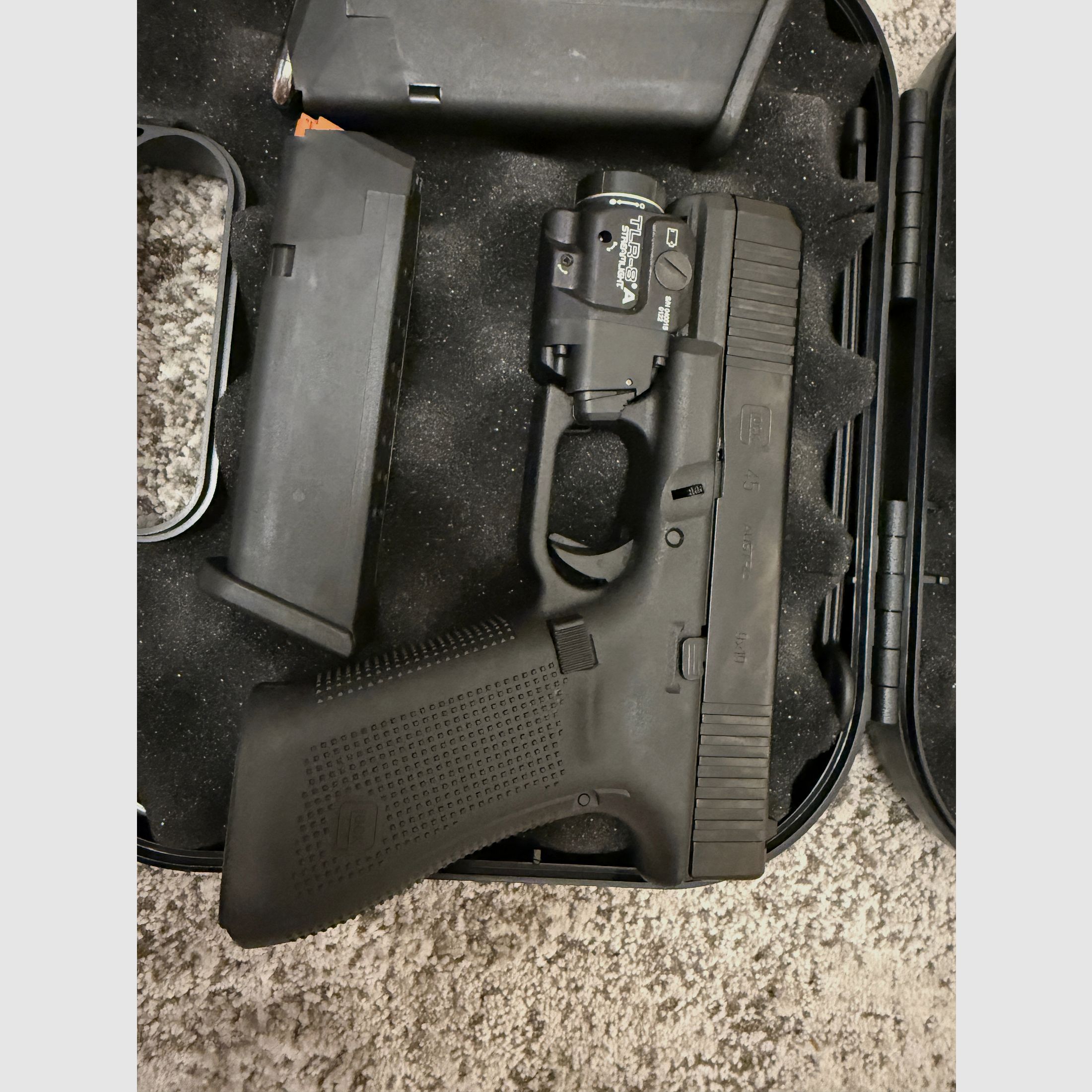 Glock 45 – neuwertig – mit Streamlight TLR-8 (Lampe + roter Laser) & Black Trident Holster