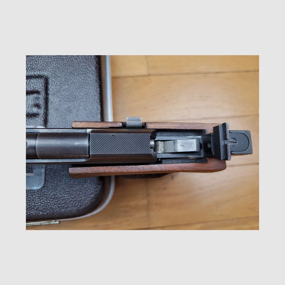 Bardzo dobry pistolet Unique model DES 69 – kal. 22LR – z przeciwwagą – Dwa magazynki i walizka transportowa – Duża precyzja – Niezniszczalny – Top Made in France! TBE, zdjęcie 18 z 22