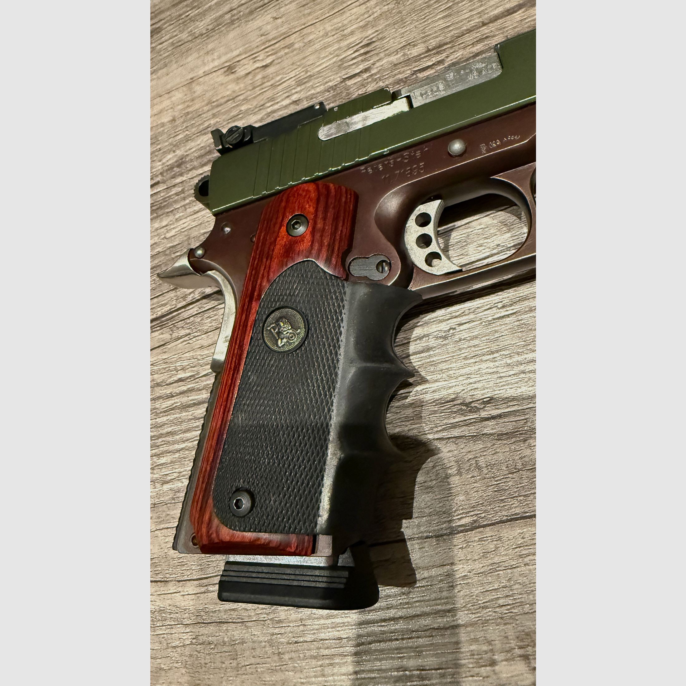 1911 Peters Stahl .45 ACP, 10mm en 9mm Luger Pachmeyr grip