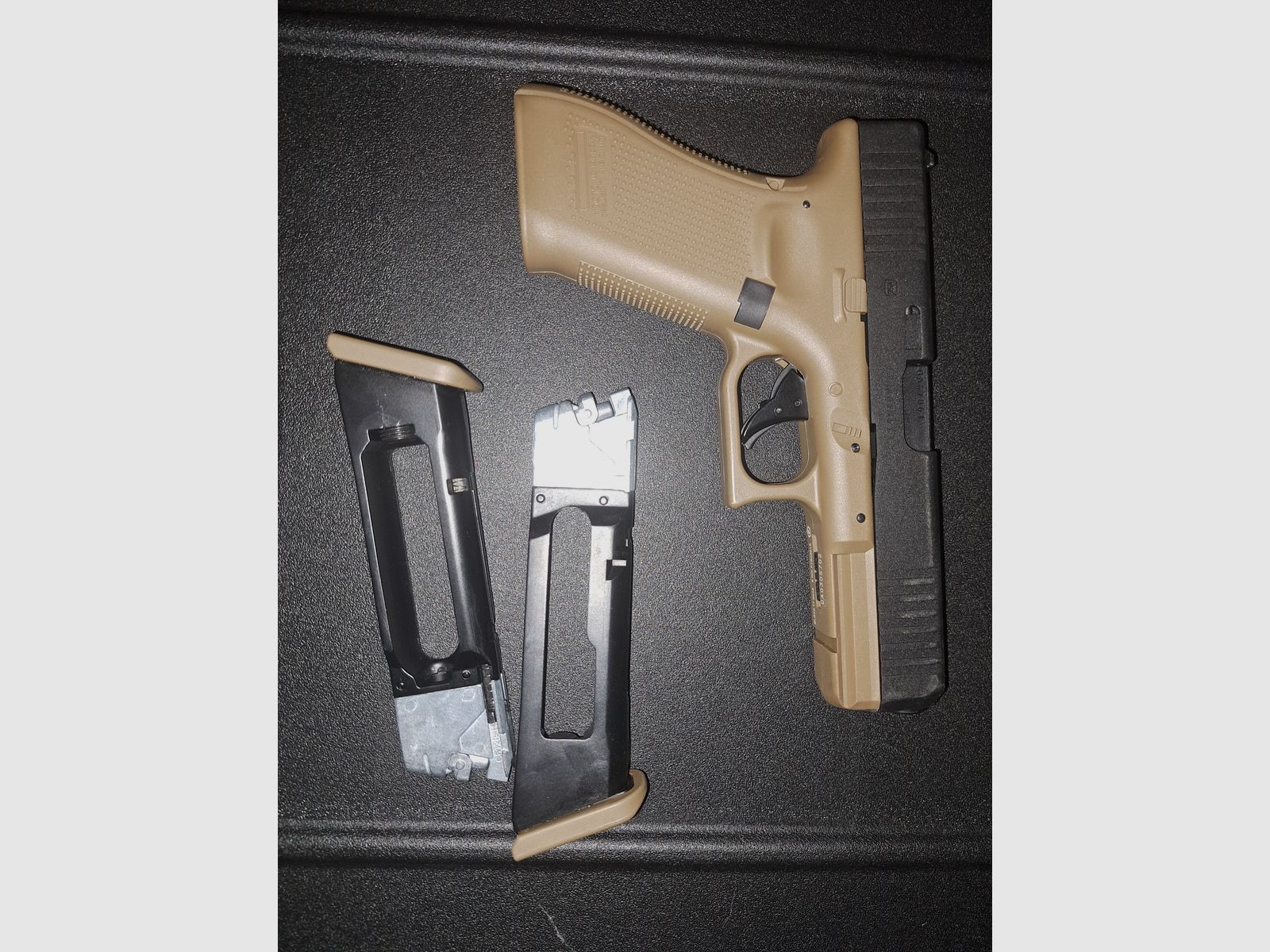 Glock 17 Gen. 5 Metallschlitt- en CO2BB 6mm BB schwarz/coyote 