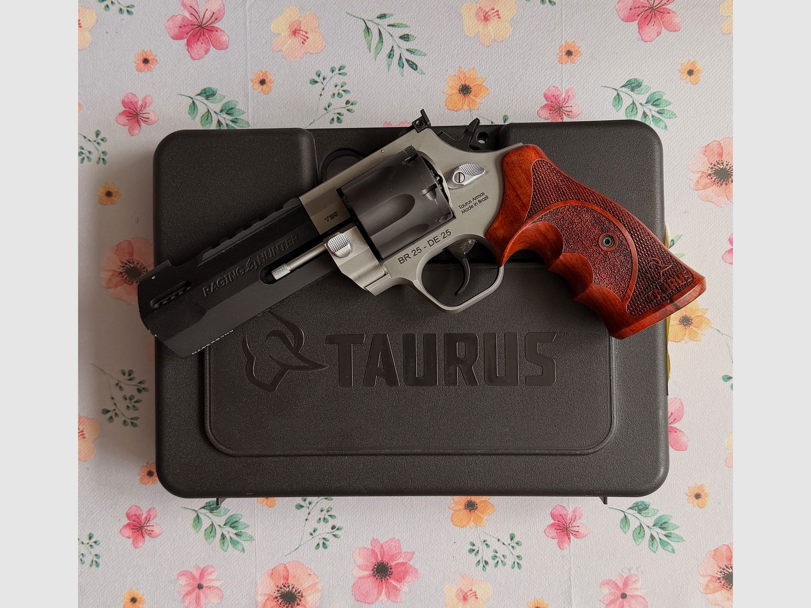 Taurus Raging Hunter 357 .Mag. – Bassa potenza di sparo, incl. Jetloader e impugnature in legno, colore DuoTone, lunghezza canna 5 1/8.
