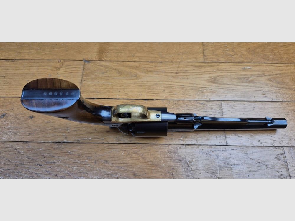 Schöner Revolver Remington 1858 New Model Navy — Kal.36 PN — Italienische Kopie Armi San Marco — Waffe von 1975 in hervorragender Verarbeitung — Brünierung zu 99,9% — Jaspage noch gut vorhanden — Schöne Nussbaum-Griffschalen — Exzellente Mechanik — Spiegelkanal — TBE/TBE+, Bild 9 von 24
