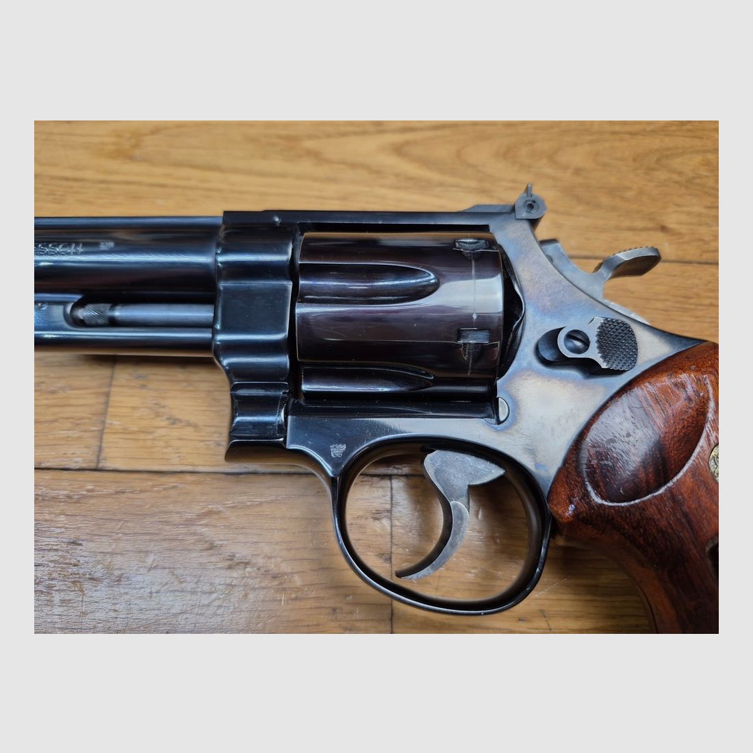 Schreck der Bären! – Revolver Smith & Wesson M29-2 – Kal. .44Mag – Lauf 8&prime; 3/8 Zoll – Der längste im Katalog! – Außergewöhnliche brünierte Oberfläche – Waffe von 1980 – Atemberaubende Mechanik und heute nicht mehr erhältlich – Filmmythos ebenso wie Waffe! TBE++!, Bild 5 von 27