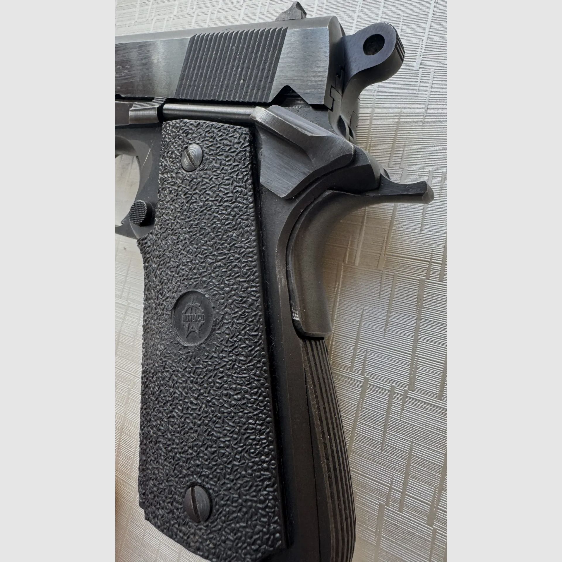 Pistole Norinco Modell 1911 A1 Nachbau der Colt Combat Commander – Kaliber .45 ACP
