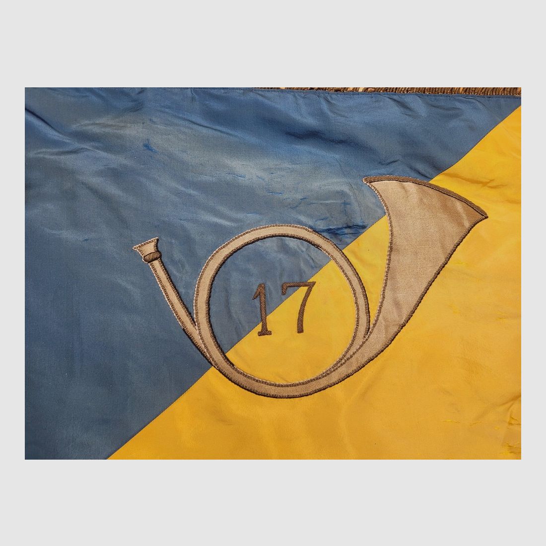 Bellissimo (e raro) stendardo del 17° battaglione cacciatori – Periodo della Seconda Guerra Mondiale al più tardi – Con le sue decorazioni di unità per il 1914/18 e la Campagna del 1940 – Mat "al corno" dei cacciatori – BE+/TBE, immagine 6 di 15