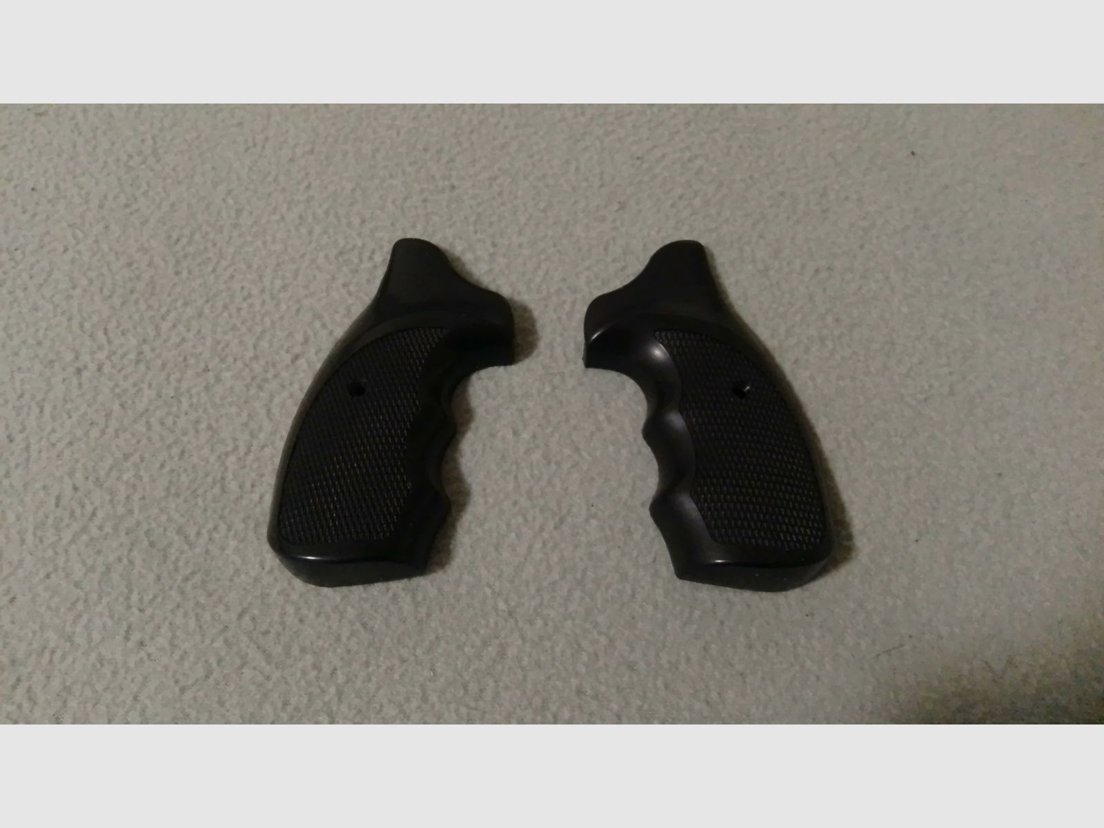 Nouvelles plaquettes de poignée compatibles avec les revolvers Röhm RG89 / RG99