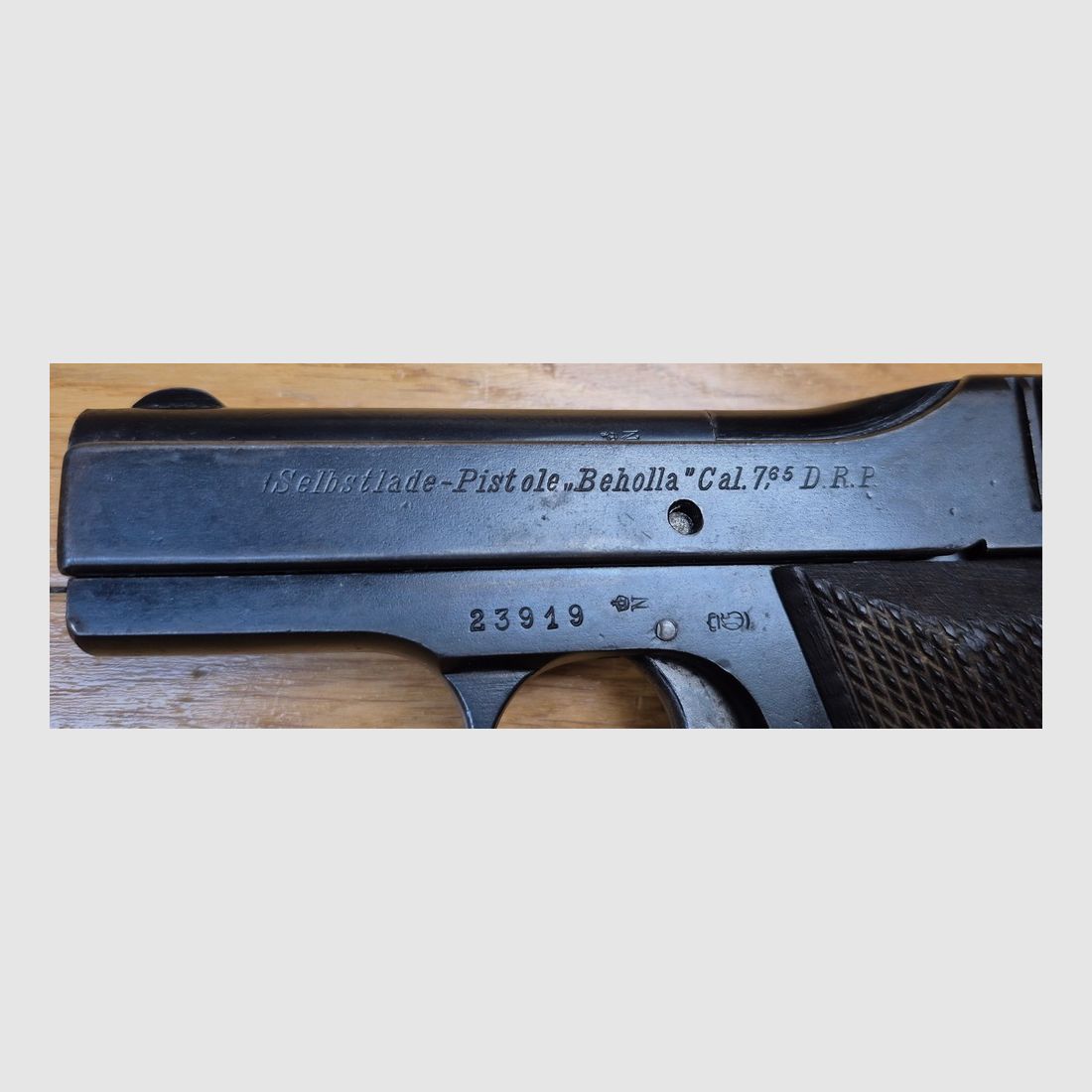 Beau petit pistolet allemand « Beholla » – Cal 7.65 Browning – Fabrication Becker & Holländer pour l&rsquo;armée allemande entre 1915 et 1918 – 45.000 exemplaires seulement – Arme 100% mono-matricule – Bonne mécanique et excellent canon – Bel état extérieur – Pièce peu courante de la 1ière Guerre mondiale – TBE/TBE+, image 1 sur 21