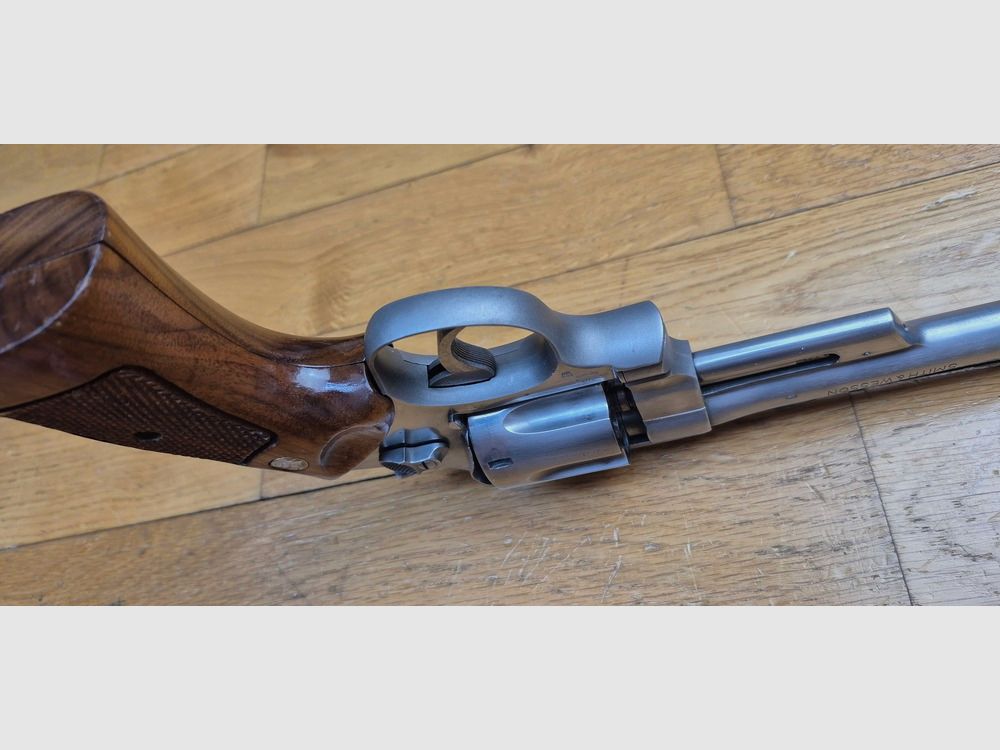 Sehr schöner und seltener Revolver Smith&Wesson Modell 28-2, genannt „Highway Patrolman“ – Waffe der Autobahnpolizisten der 60er-80er Jahre – Kaliber 357mag / 38sp – Waffe von 1979 – Seltene satinierte Nickeloberfläche – Qualität „Pinned and Recessed“ – Sehr guter mechanischer und ästhetischer Zustand – Ausgezeichneter 6-Zoll-Lauf – TBE+, Bild 10 von 23