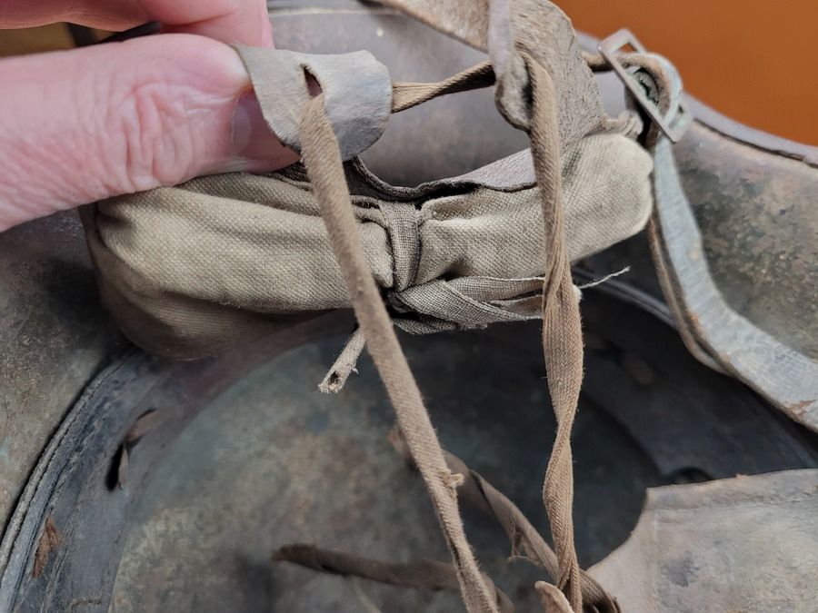 Sehr schöner deutscher Stahlhelm 1. Modell 1916 – frühe hohe Form – sehr schöner, absolut kompletter Innenhelm – gute originale Kinnriemen des Modells 1895 – Reste von Tarnung – Sehr schönes Stück in TBE, Bild 13 von 16