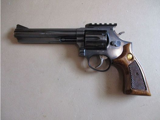 Rewolwer Taurus .357 mag 6 cali z szyną Weigand Weaver i celownikiem
