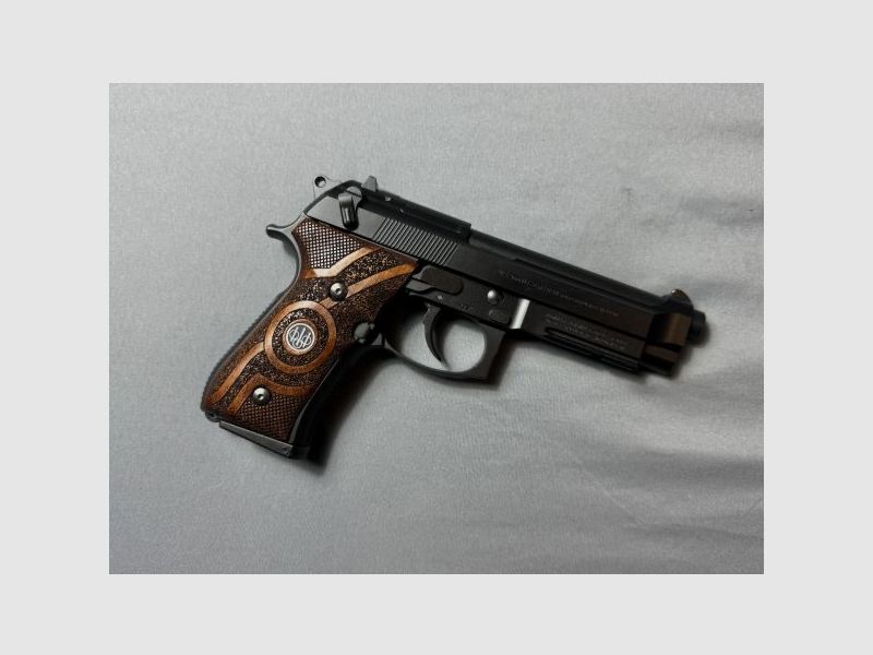 Tokyo Marui Beretta M9A1 Airsoft / Softair avec des poignées en bois véritable (comme neuf)