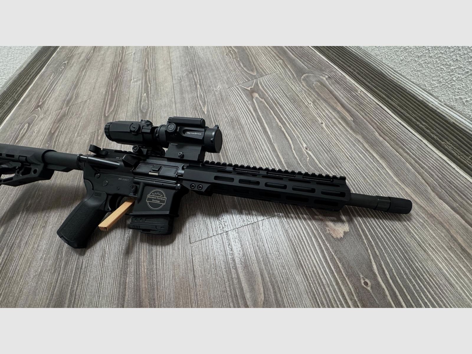 BTS AR15 calibro 300 BLK Blackout con grilletto Match e ottica Vector