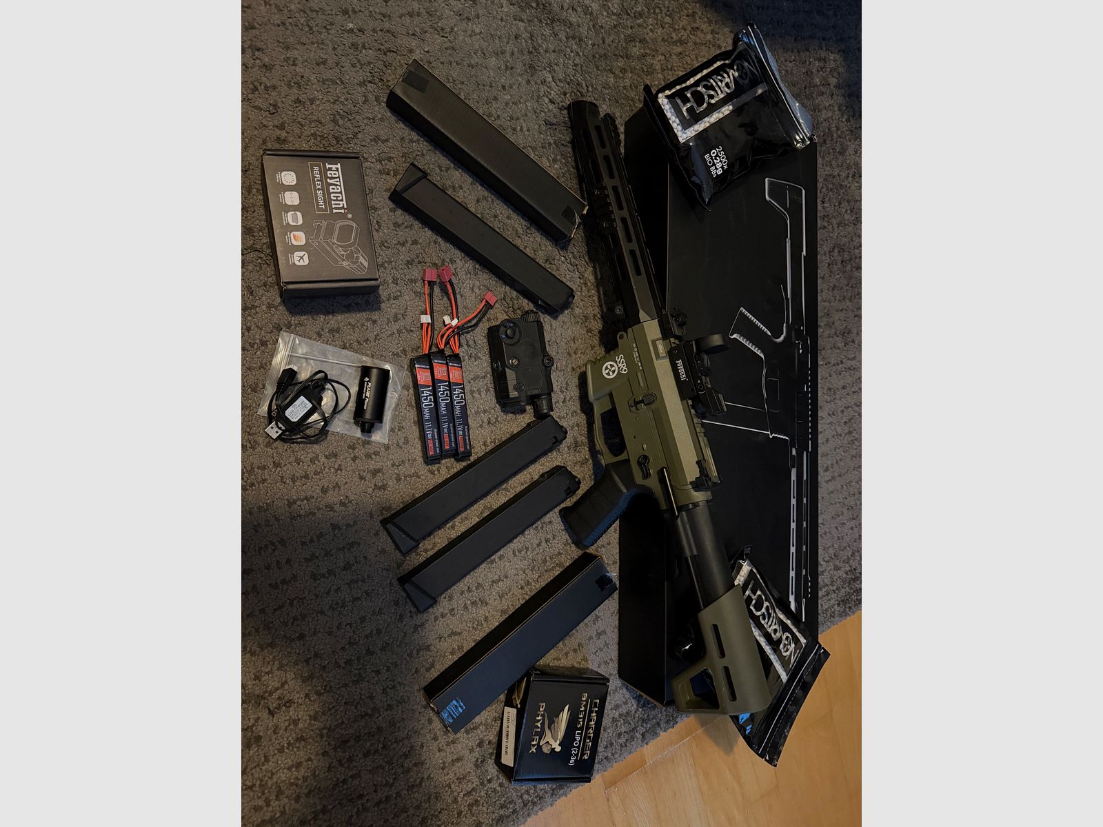 Novritsch SSR9 + accessories 5x 120 round magazines 3x batteries 1x sight 1x tracer visible in the picture