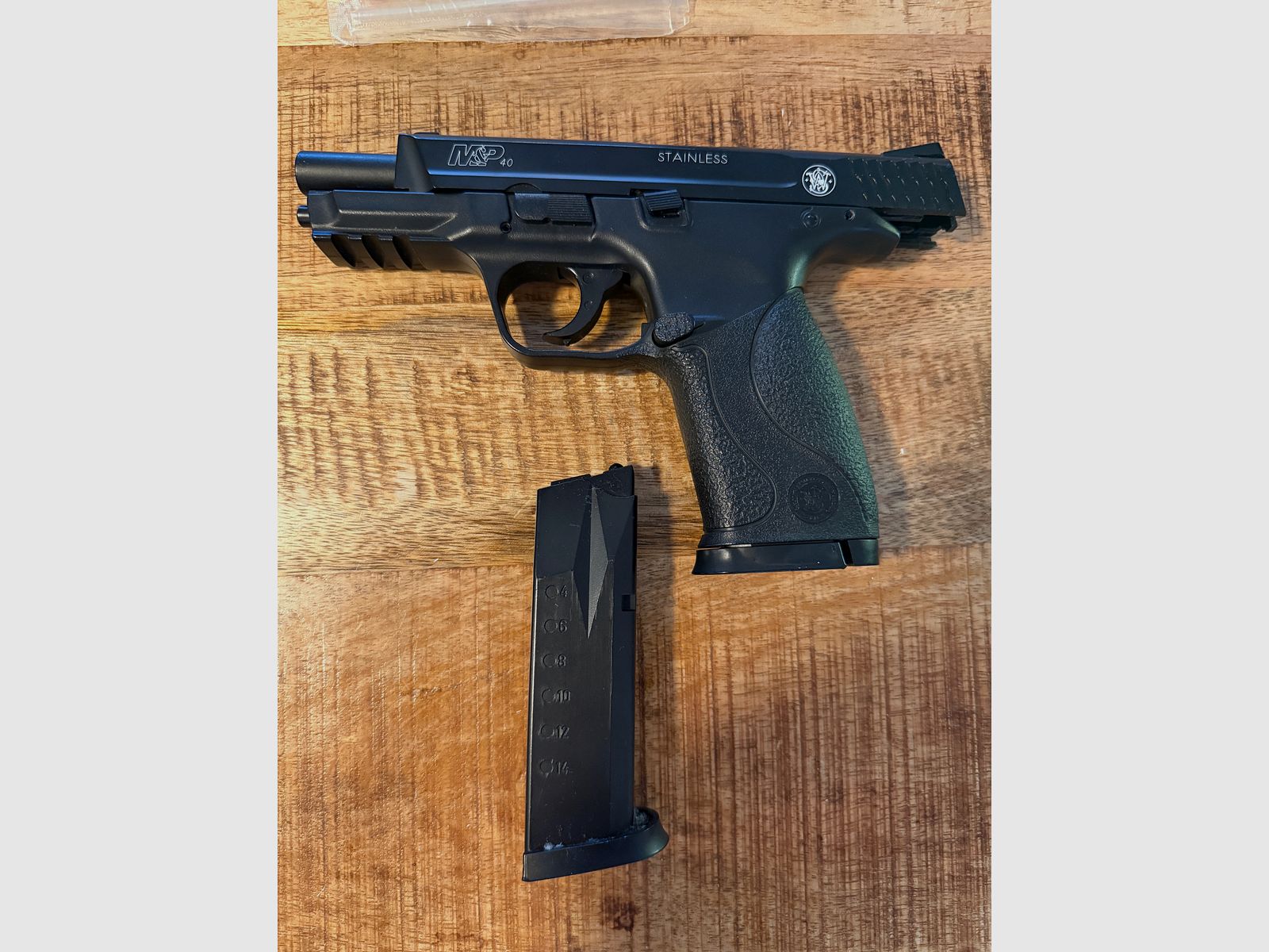 Smith & Wesson M&P40 PS Softair <0,5 J – Set met 2 magazines & Swiss Arms schouderholster