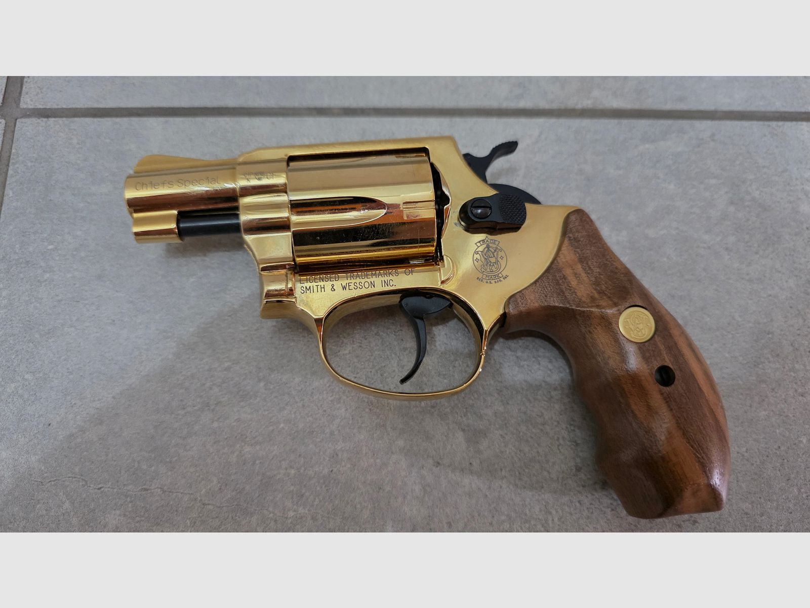 Smith & Wesson Chiefs Special 9 mm R.K., 24 Karat vergoldet, Holzgriffschalen