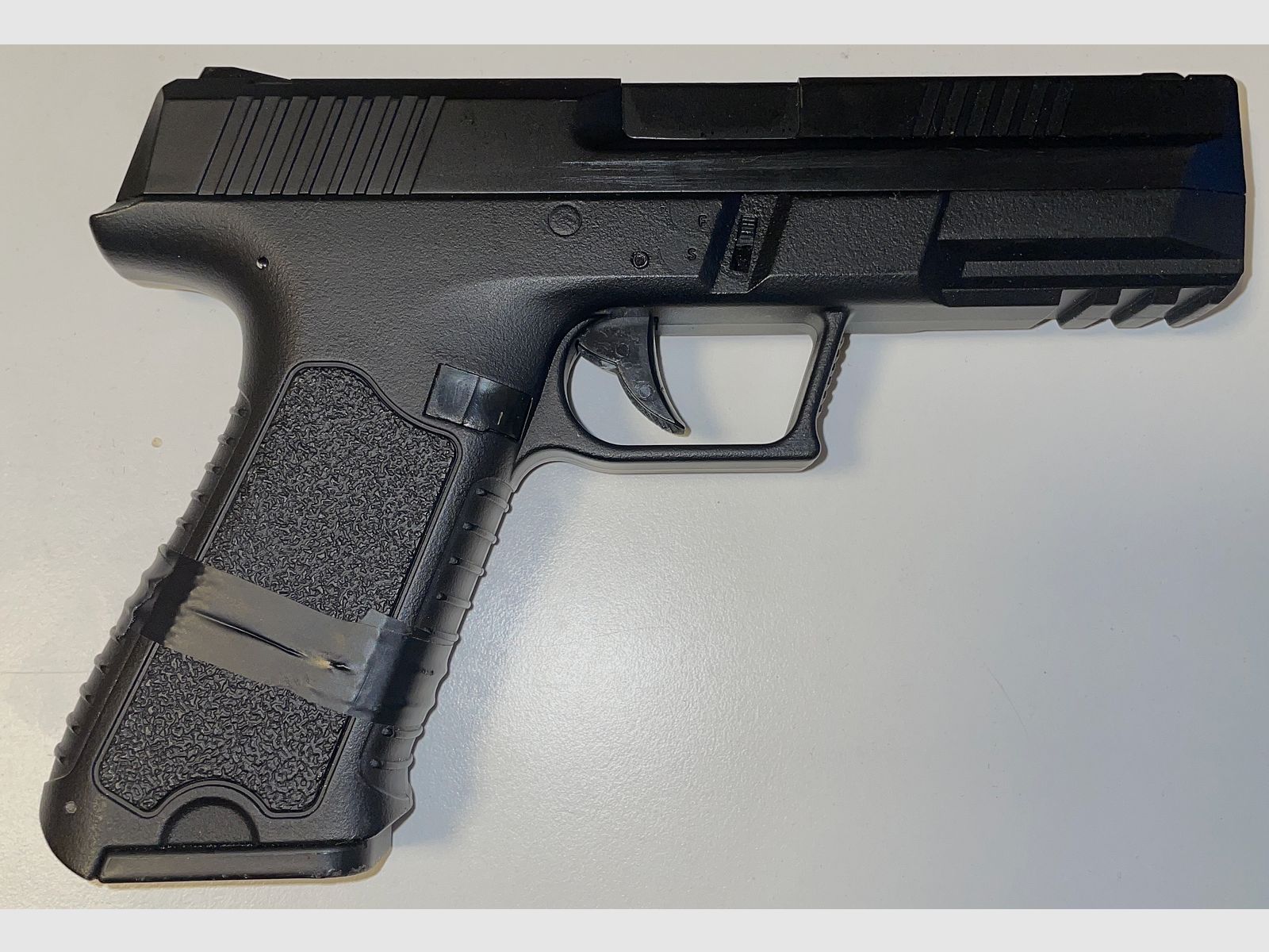 Cyma CM 127 - Vollautomatische/Semiautomatische Airsoft-Pistole mit 2 Magazinen und Original Zubehör