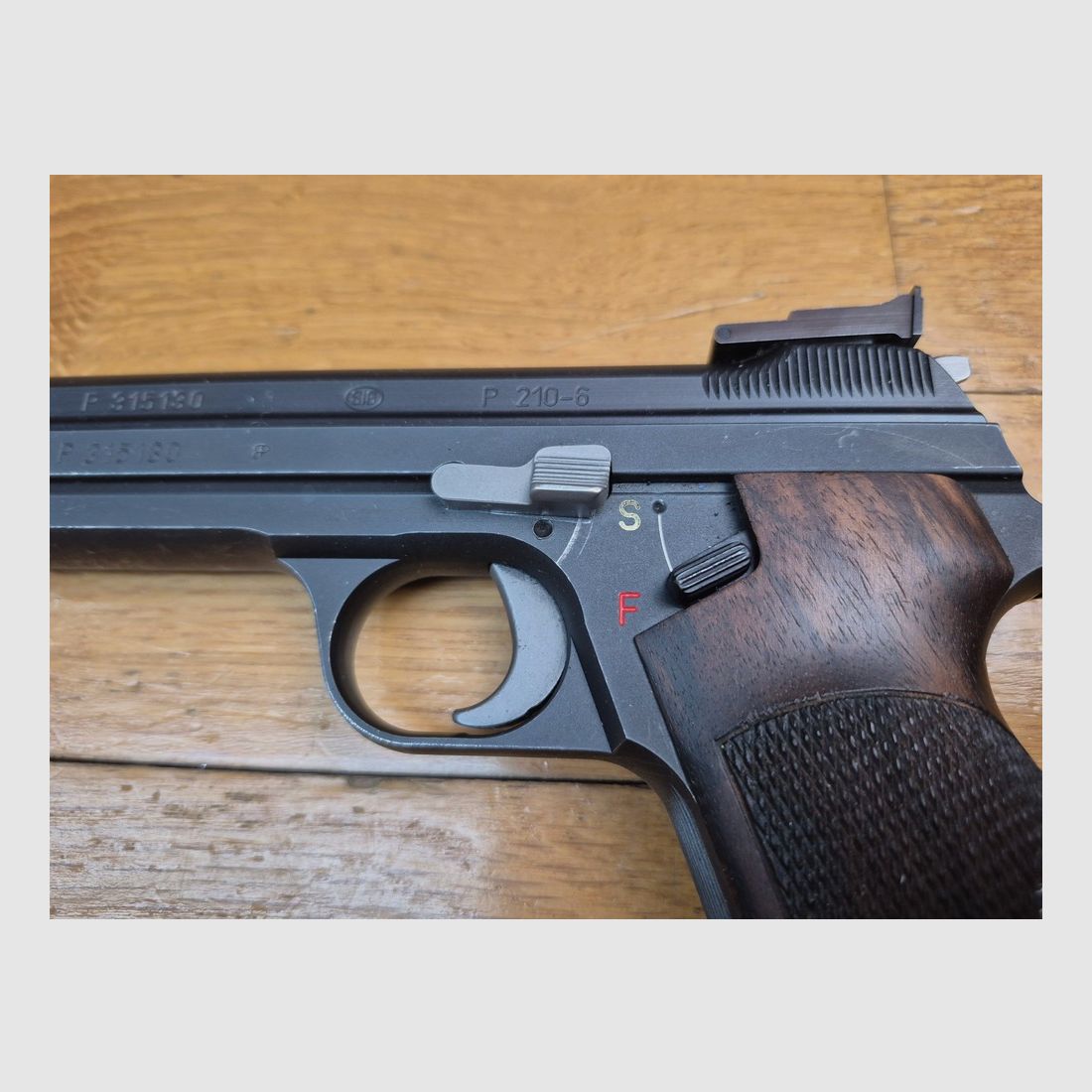 Sehr schöner SIG P210-6 Pistol – Mythos des 9 para – Zivile Sportversion des Militärmodells – Klassischer Lauf 120mm – Waffe von 1995 – Ausgezeichnete Brünierung – Traumhaftes Funktionieren und Lauf – Originalbox – Top Sammlerstück – Zustand TBE!, Bild 7 von 21
