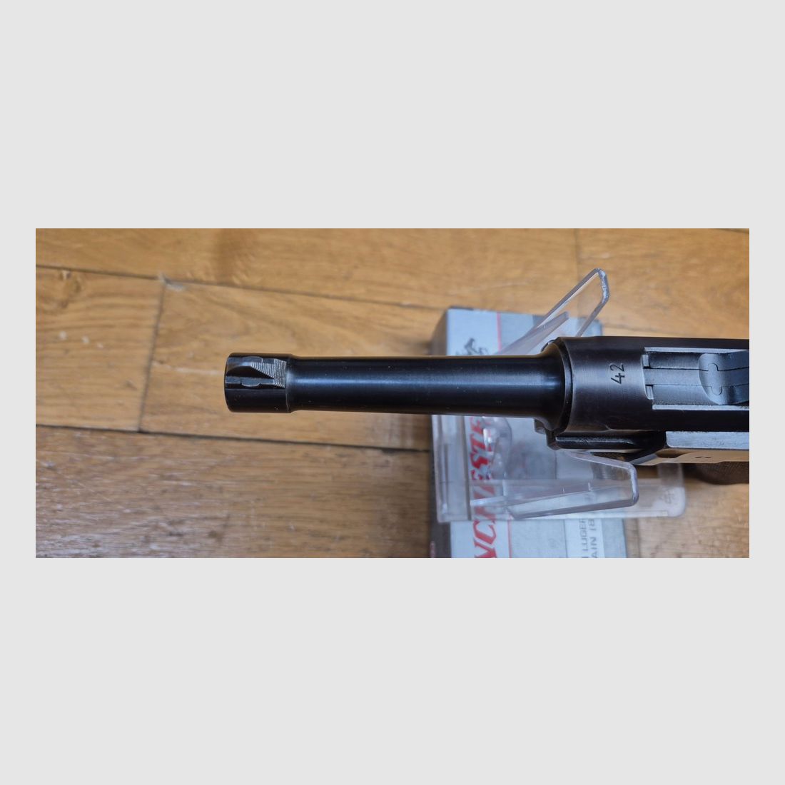 Bardzo piękny i nietypowy Luger P08 – Produkcja Mauser kod 42 z „Mauser Banner” – Broń „bi-matrikulowana” – Na podstawie rzadkiej broni Mauser z 1942 roku – Mechanika więcej niż doskonała – Estetyka wspaniała – Lufa doskonała – Wspaniały Luger do strzelania na doskonałą okazję! TBE++, zdjęcie 19 z 25